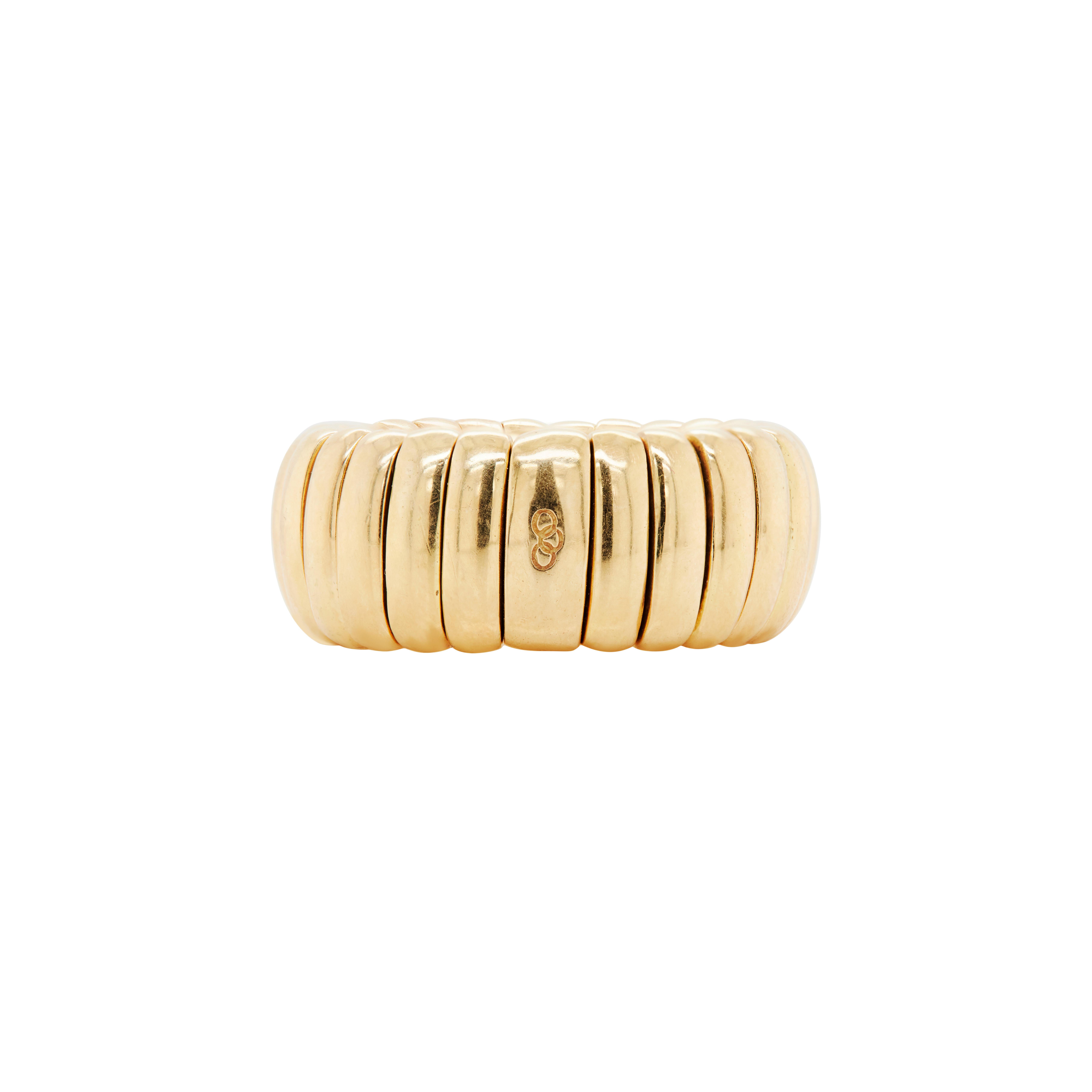 Conçue par Links of London, cette bague à anneau flexible en or jaune 18 carats mise sur la simplicité avec une touche de modernité dans son design.

Cette pièce complexe est composée de maillons en or polis et arrondis, reliés de manière
