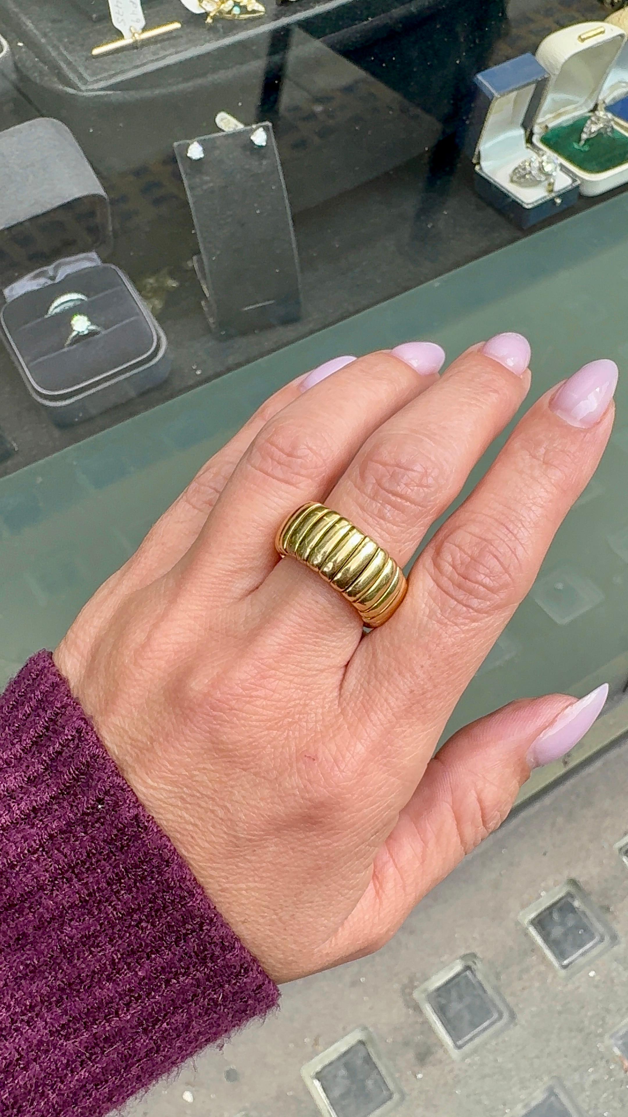 Links of London Bague habillée à large bande flexible en or jaune 18 carats en vente 1