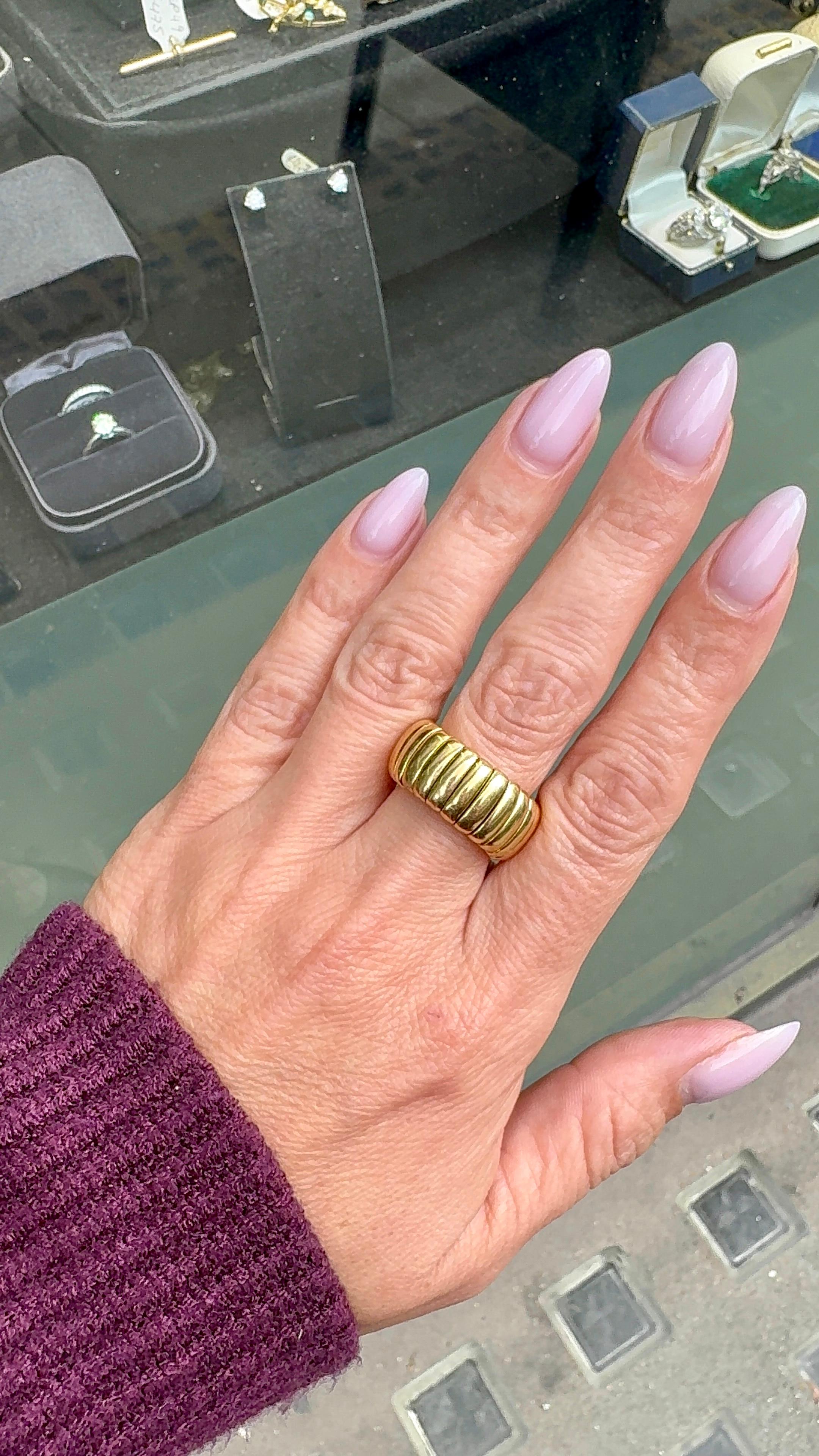 Links of London Bague habillée à large bande flexible en or jaune 18 carats en vente 2