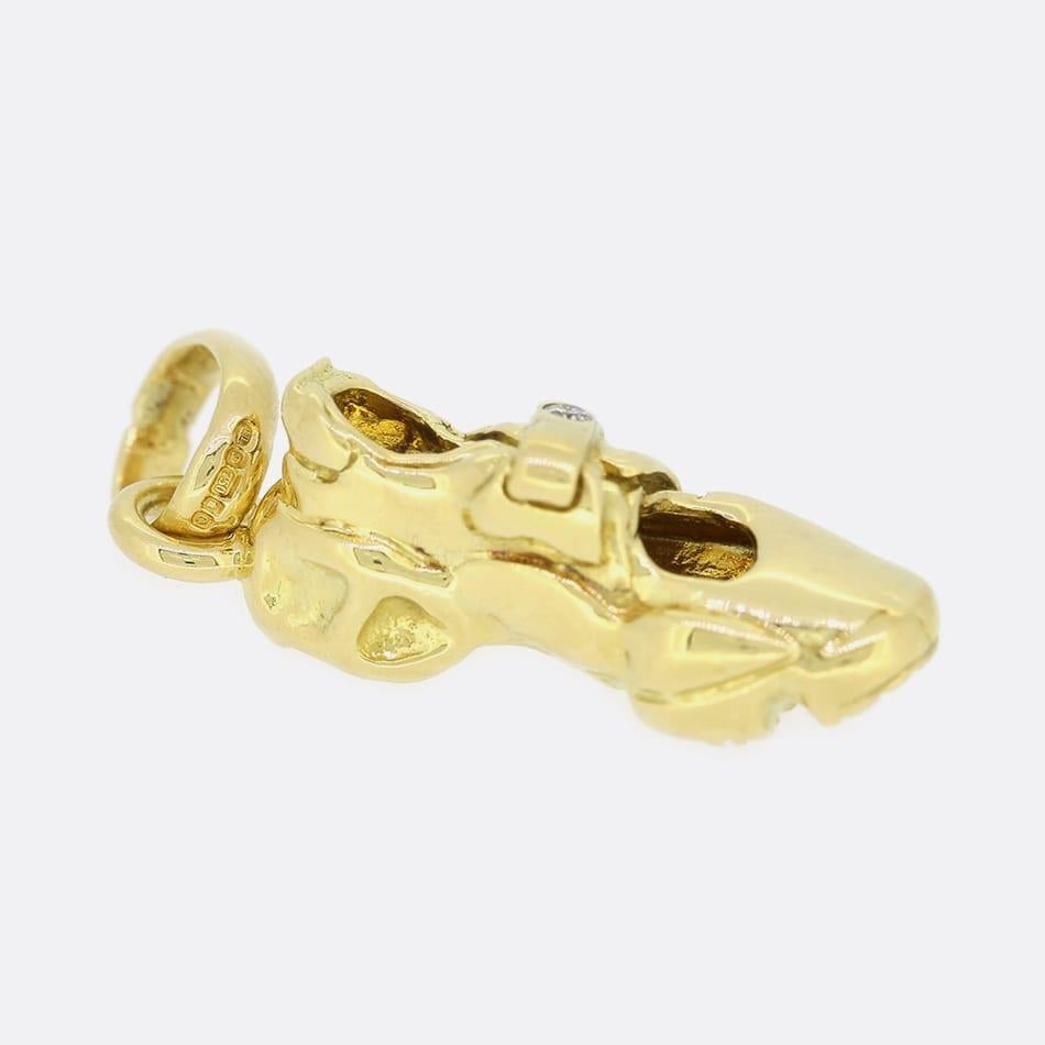 Si tratta di un charm da allenatore in oro giallo 18ct vintage. Il trainer è stato realizzato in oro giallo 18 ct e incastonato con un diamante rotondo taglio brillante.

Condit: Usato (Molto Buono)
Peso: 5,2 grammi
Dimensioni: 23 mm x 7,5 mm x 7,5