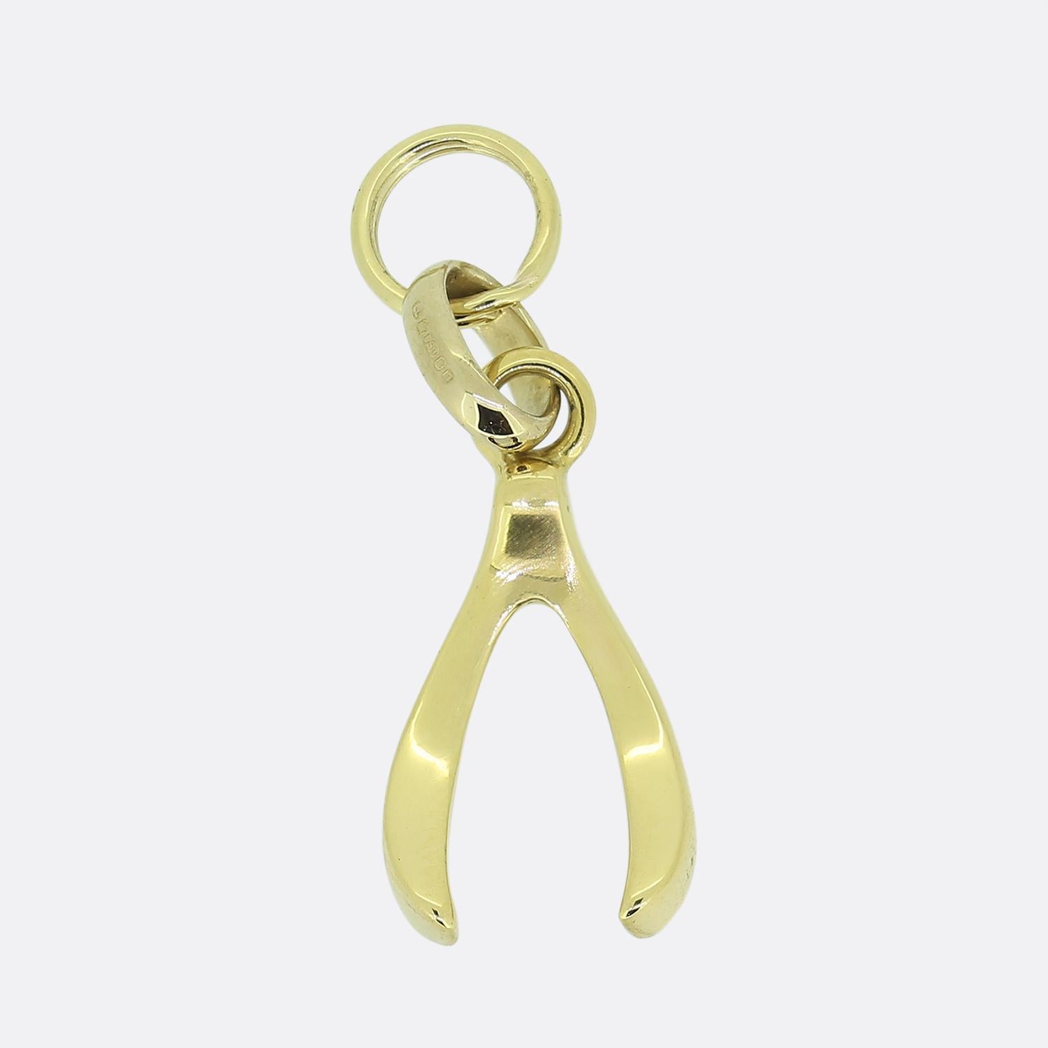 Voici un charme en or jaune 18ct du célèbre créateur de bijoux britannique (aujourd'hui à la retraite), Links of London. Cette pièce particulière a été façonnée en forme de bréchet et micro pavée de diamants ronds facettés de taille unique. En