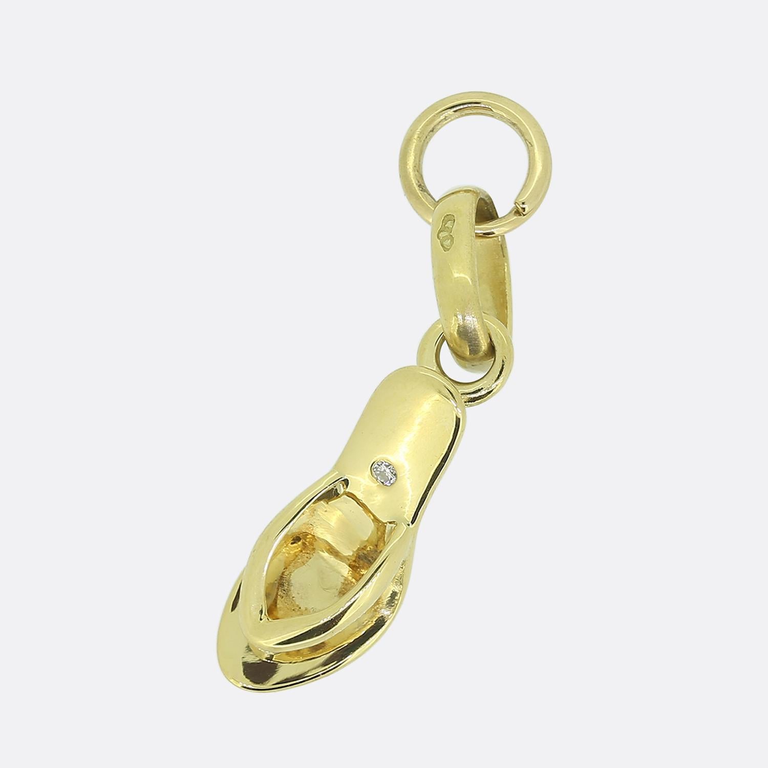 Ecco un charm in oro giallo 18ct del famoso designer di gioielli britannico (ora in pensione) Links of London. Questo particolare pezzo è stato realizzato a forma di scarpa da donna con tacco alto e un singolo diamante rotondo a taglio brillante