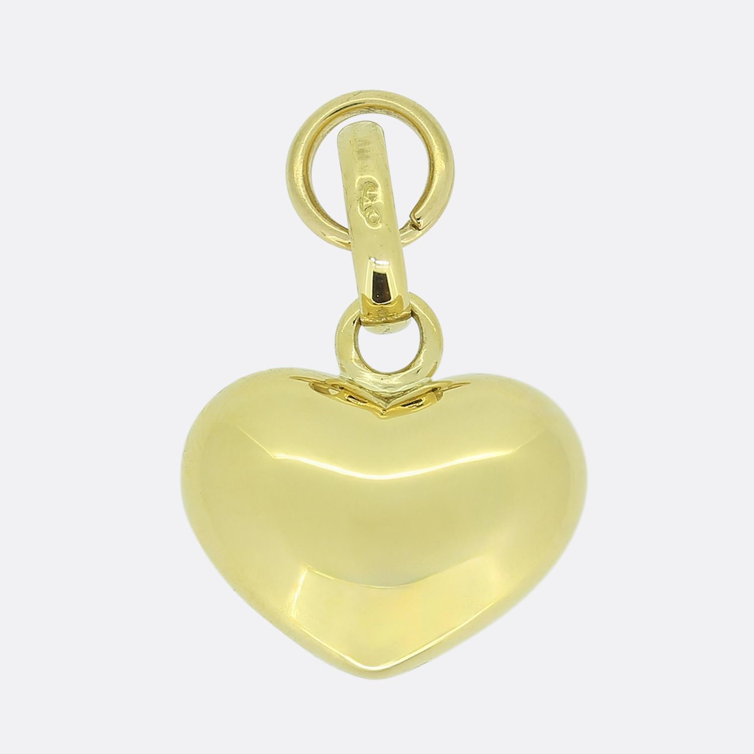 Aquí tenemos un colgante de oro amarillo de 18 ct del mundialmente conocido diseñador de joyas británico (ya retirado) Links of London. Esta pieza en concreto se ha elaborado con la forma de un rollizo corazón de amor, con un acabado pulido liso.