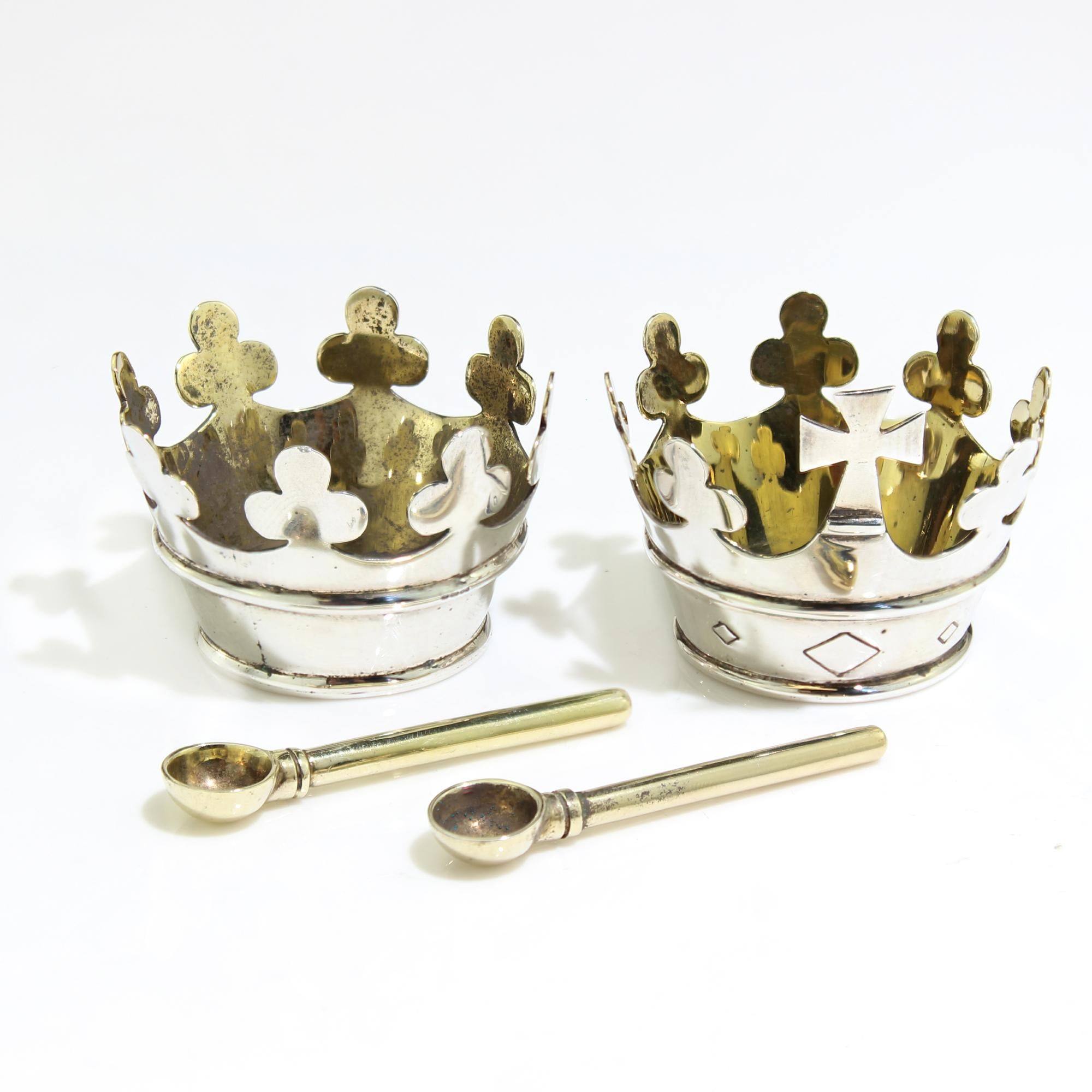 Links of London pair of sterling silver salt cellars,
Made in England, Circa 1970'a
Designer: Links of London
Fully hallmarked.

Dimensions - 
Diameter x Height: 4 x 3.7 cm
Spoon size: 4.4 x 1 cm
Gross Weight: 53 grams

Condition: General