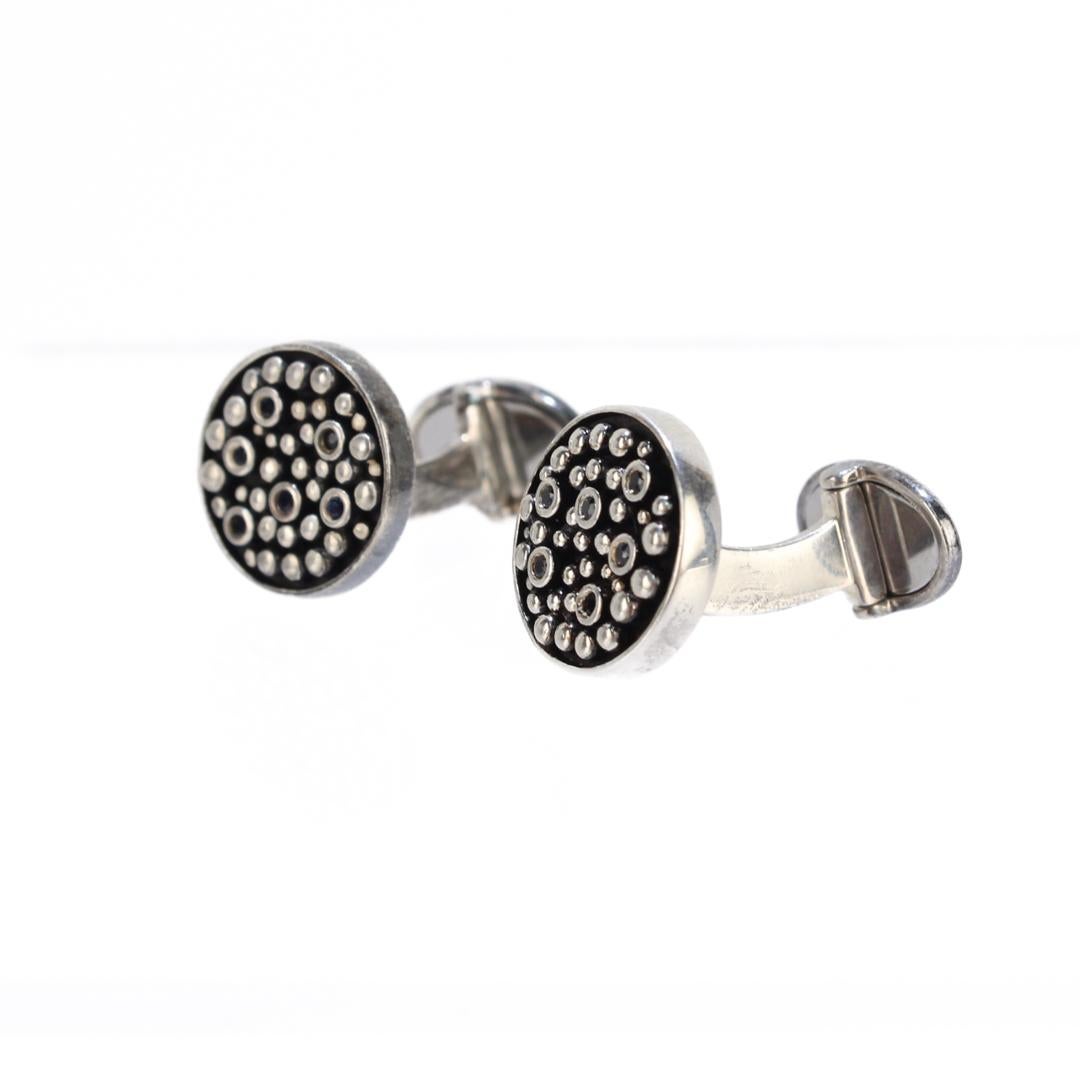 A fine pair of English silver cufflinks.

By Links of London.

In sterling silver with bezel-set black gemstones.

Simply a wonderful pair of cufflinks!

Date:
2005

Overall Condition:
This set is in overall very good, as-pictured used estate