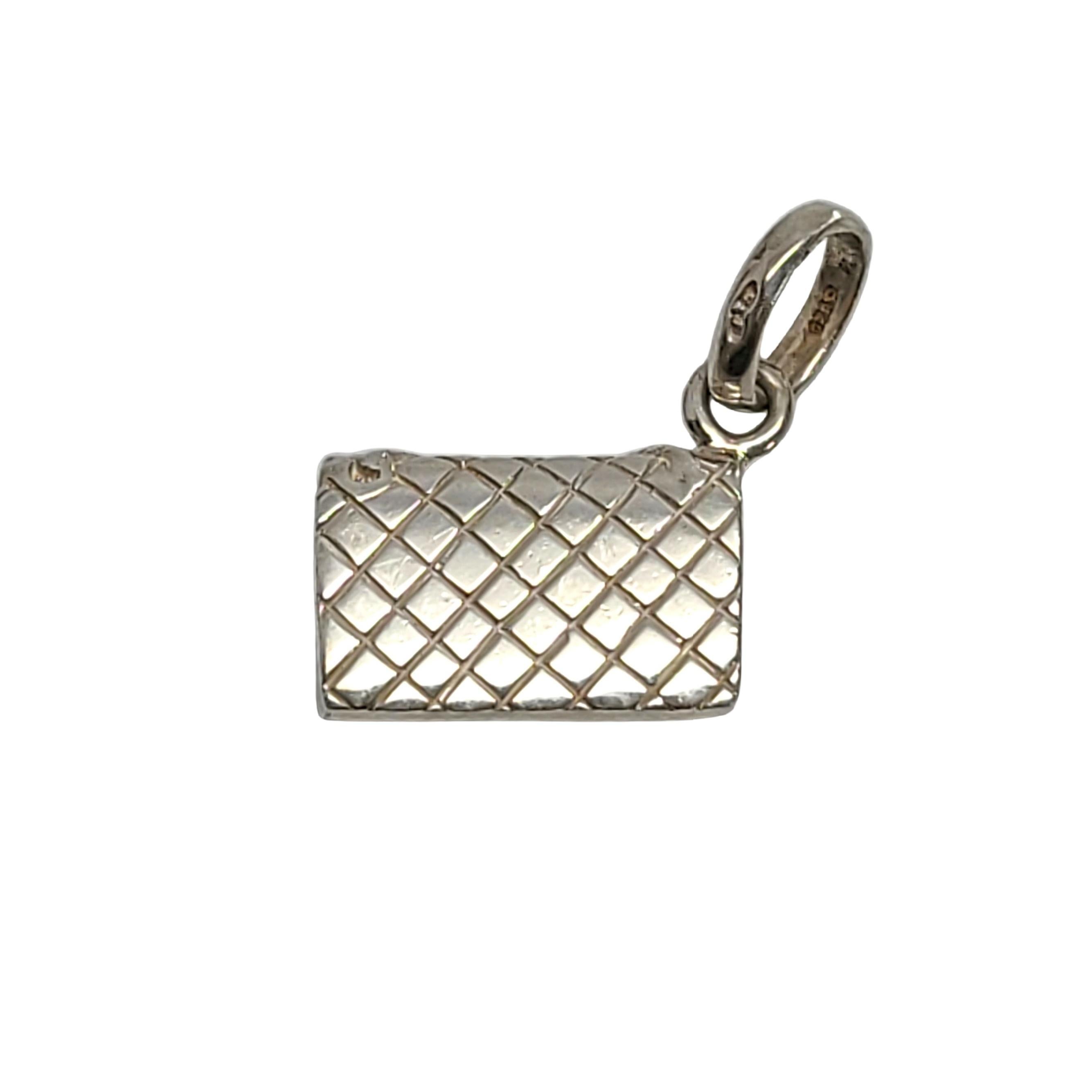 Sterling silver clutch purse charm by Links of London.

Nicely detailed purse charm.

Purse measures 3/8