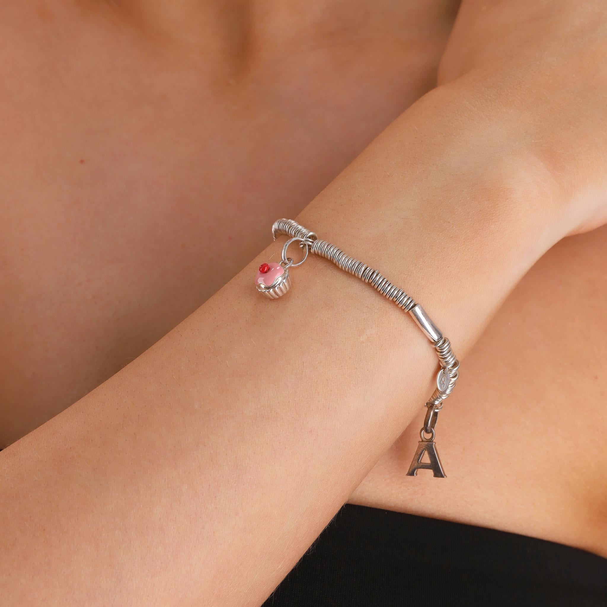 Links Of London Sweetie Links & Charms 925 Sterling Silver Bracelet

Solid sterling silver Sweetie bracelet designed with a series of smooth, rounded rings threaded onto a durable elastic core.

Embellished with enamel coated pink cupcake and