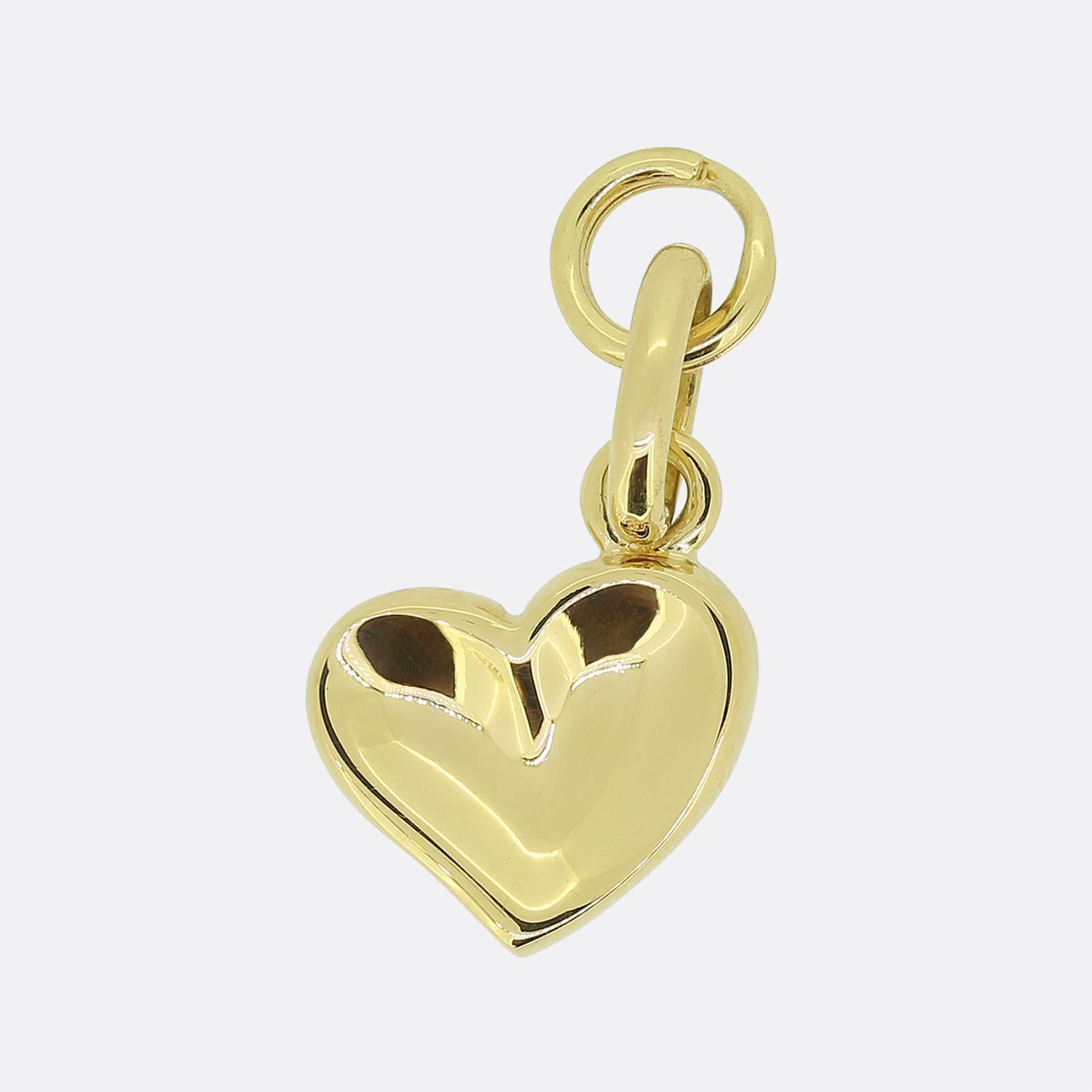 Aquí tenemos un colgante de oro amarillo de 18 ct del mundialmente conocido diseñador de joyas británico (ya retirado) Links of London. Esta pieza en concreto tiene la forma de un corazón de amor impreso con el pulgar. Debido a su tamaño, este
