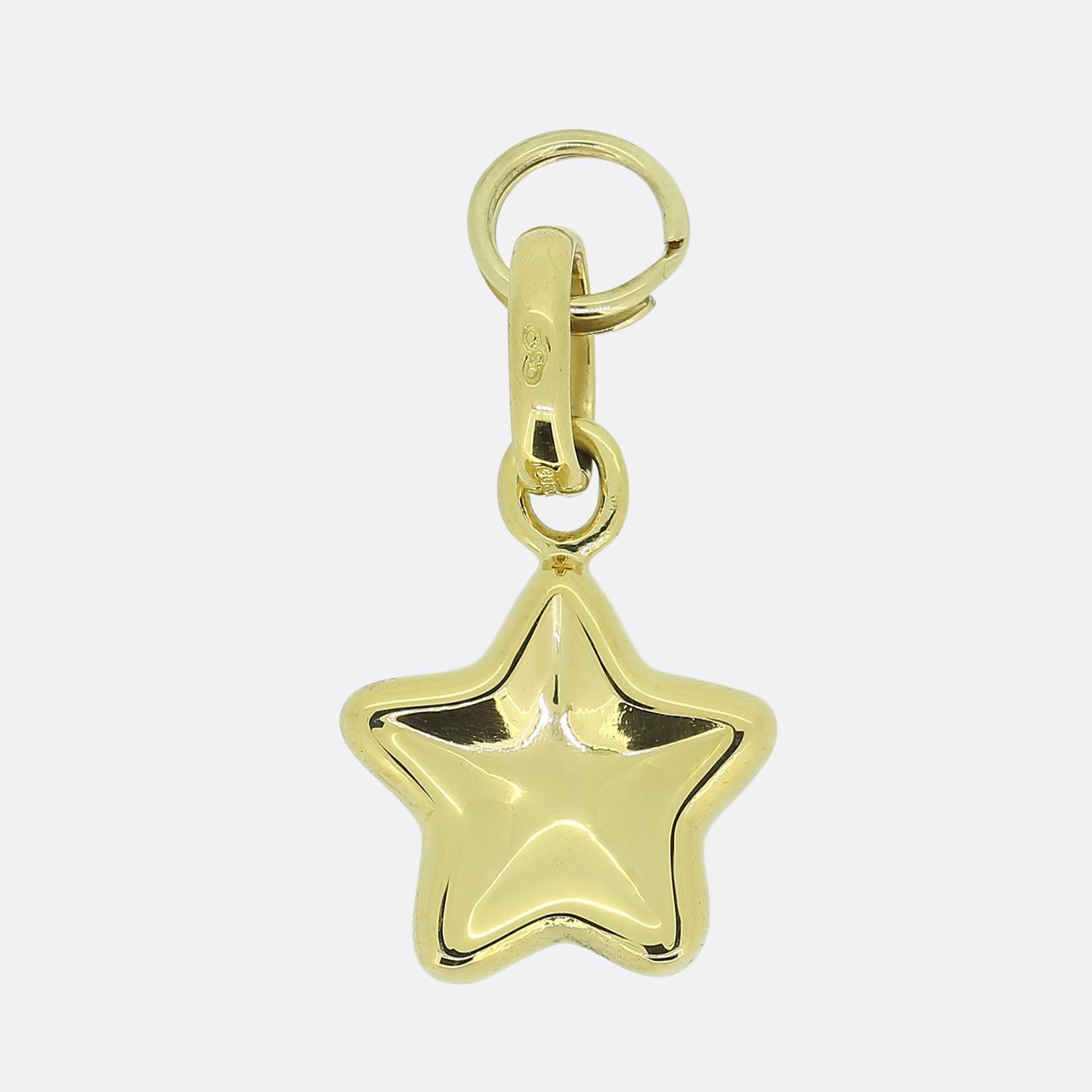 Voici un charme en or jaune 18ct du célèbre créateur de bijoux britannique (aujourd'hui à la retraite), Links of London. Cette pièce particulière a été façonnée en forme d'étoile à cinq branches imprimée par le pouce et dotée d'une finition polie
