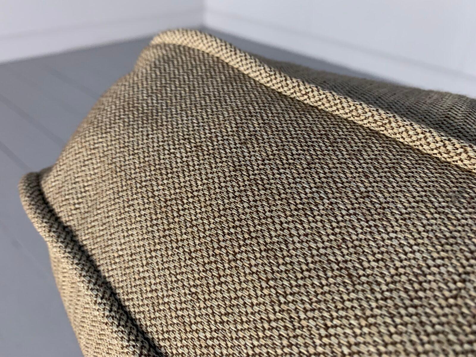 Divano a 2,5 posti di Howard Design/One di Linley - in tessuto intrecciato oro in vendita 5