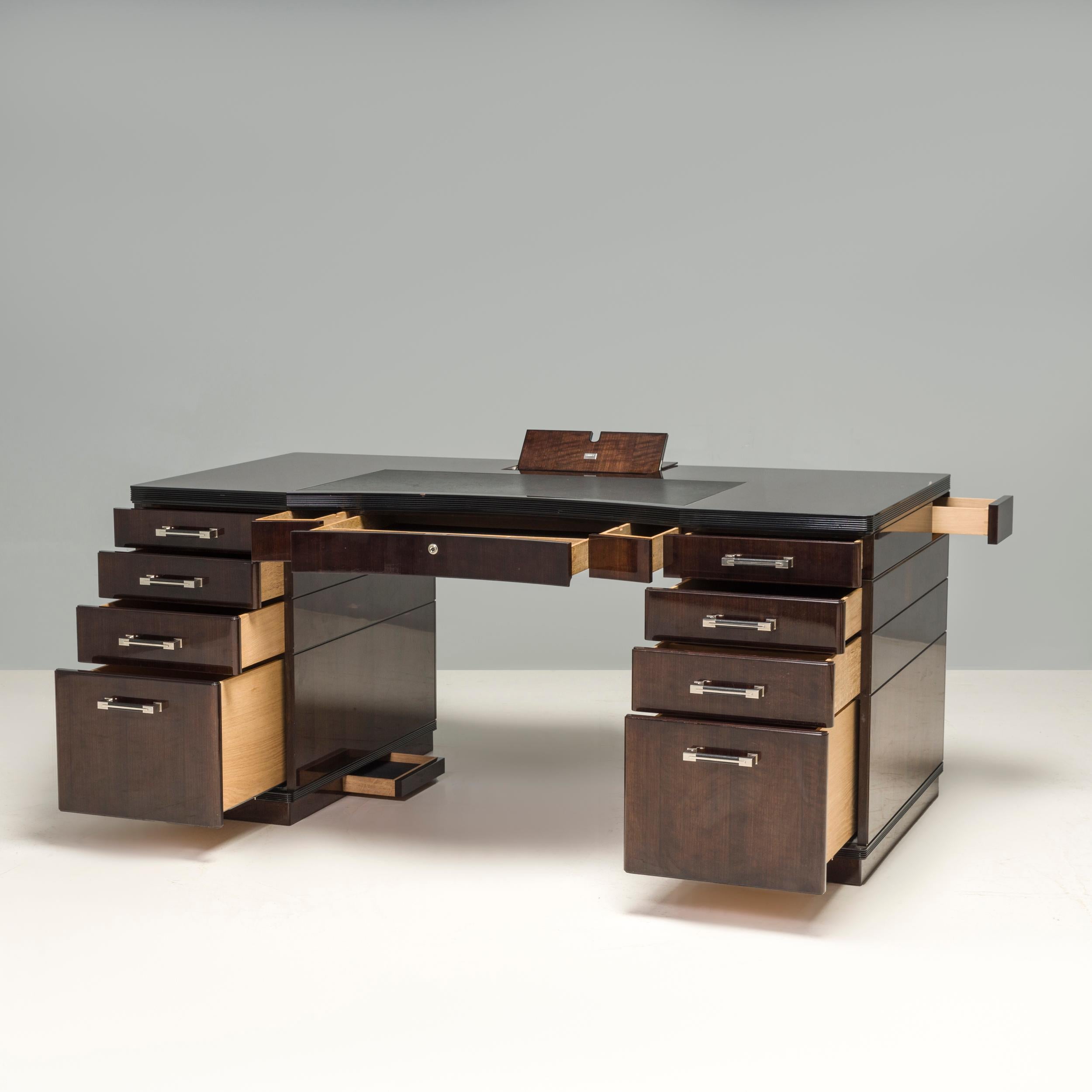 Der wunderschön konstruierte Linley Schreibtisch ist die perfekte Wahl für jedes moderne Heimbüro. Er bietet viel flexiblen Stauraum in einem raffinierten und eleganten Design. Die Schubladen sind intelligent angeordnet, um eine nahtlose