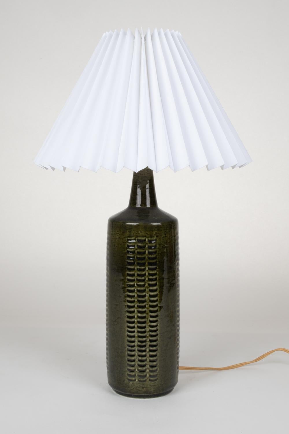 A gorgeous Scandinavian midcentury art pottery table lamp designed by powerhouse Danish design couple Per and Annelise Linnemann-Schmidt and produced by their company Palshus, circa 1970s. This Model DL-27 glazed ceramic lamp boasts an attractive