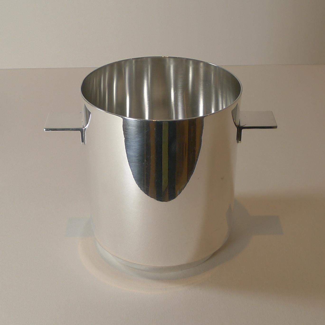 A fabulous ice minimalist / modernist silver plated ice bucket, I believe in the Windsor pattern, designed c.1960
by the world famous Lino Sabatinni, the preeminent figure in modern Italian silver and metalware design.

The inside is complete