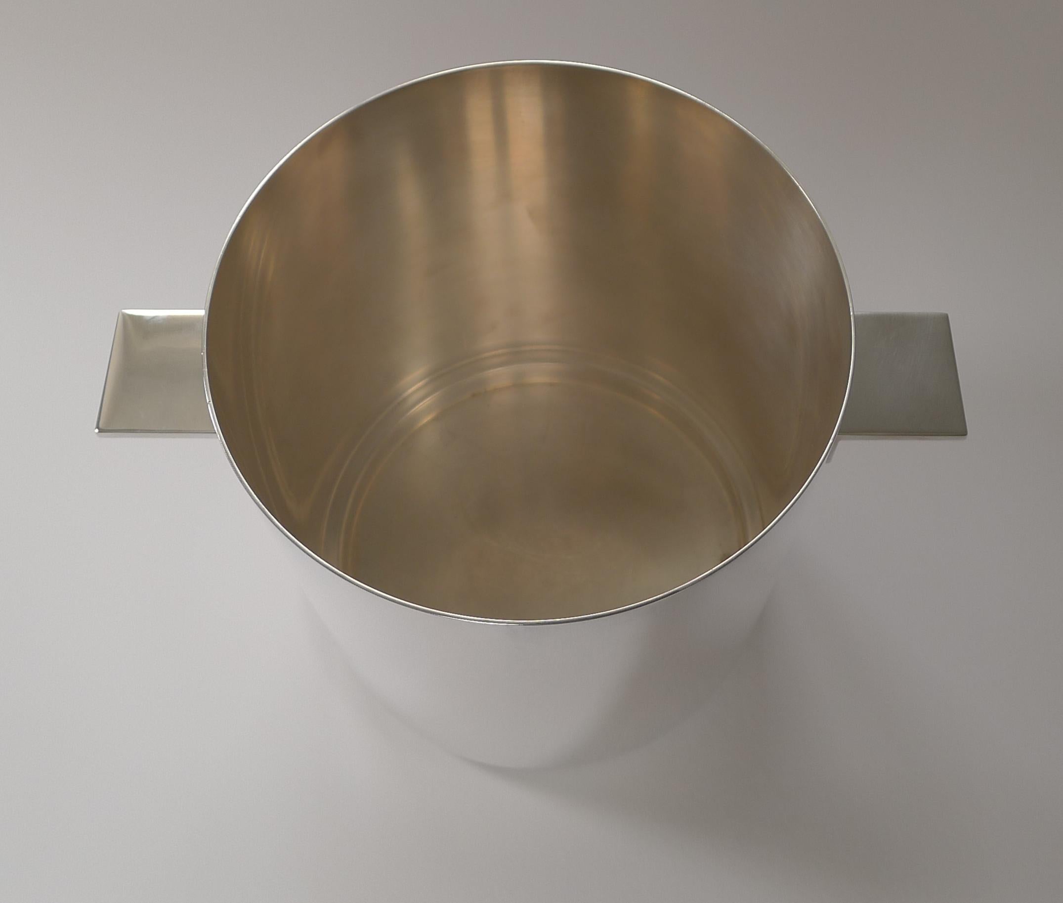 A magnificent, stylish and Modernist silver plated Champagne bucket designed by the world famous Lino Sabatinni, the preeminent figure in modern Italian silver and metalware design.

The design was manufactured by the creme de la creme of French