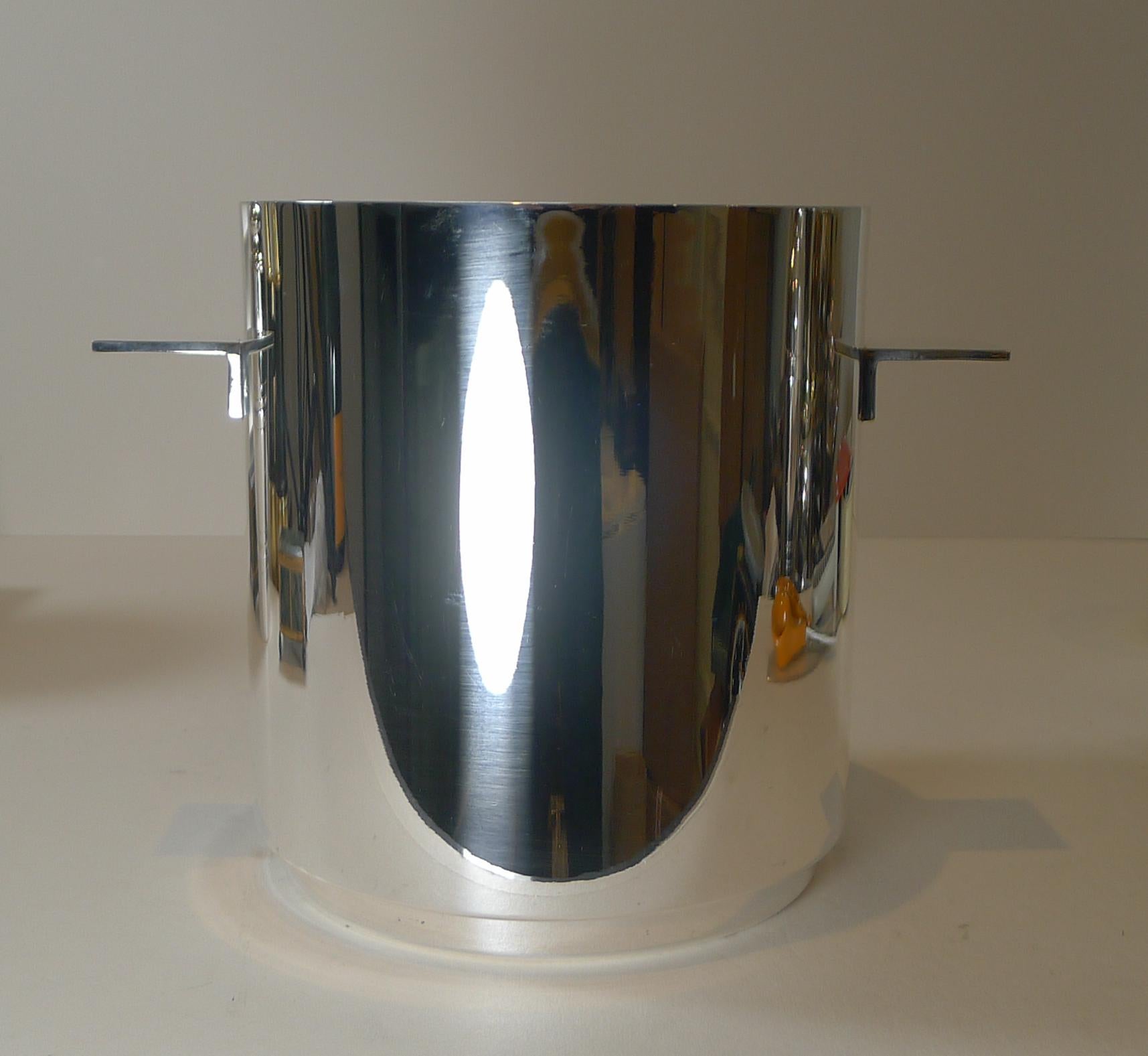 A magnificent, stylish and Modernist silver plated Champagne bucket designed by the world famous Lino Sabatinni, the preeminent figure in modern Italian silver and metalware design.

The design was manufactured by the creme de la creme of French