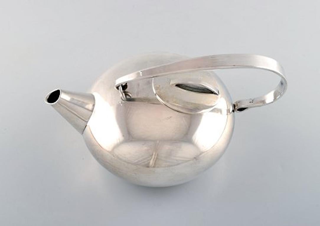 Lino Sabattini (1925-2016) for Christofle. Modernist teapot in silver plated metal, circa 1960.
In very good condition.
Stamped: Christofle Italy / Gallia.
Measures: 22 x 11.5 cm
Lino Sabattini was an Italian autodidact designer and in the