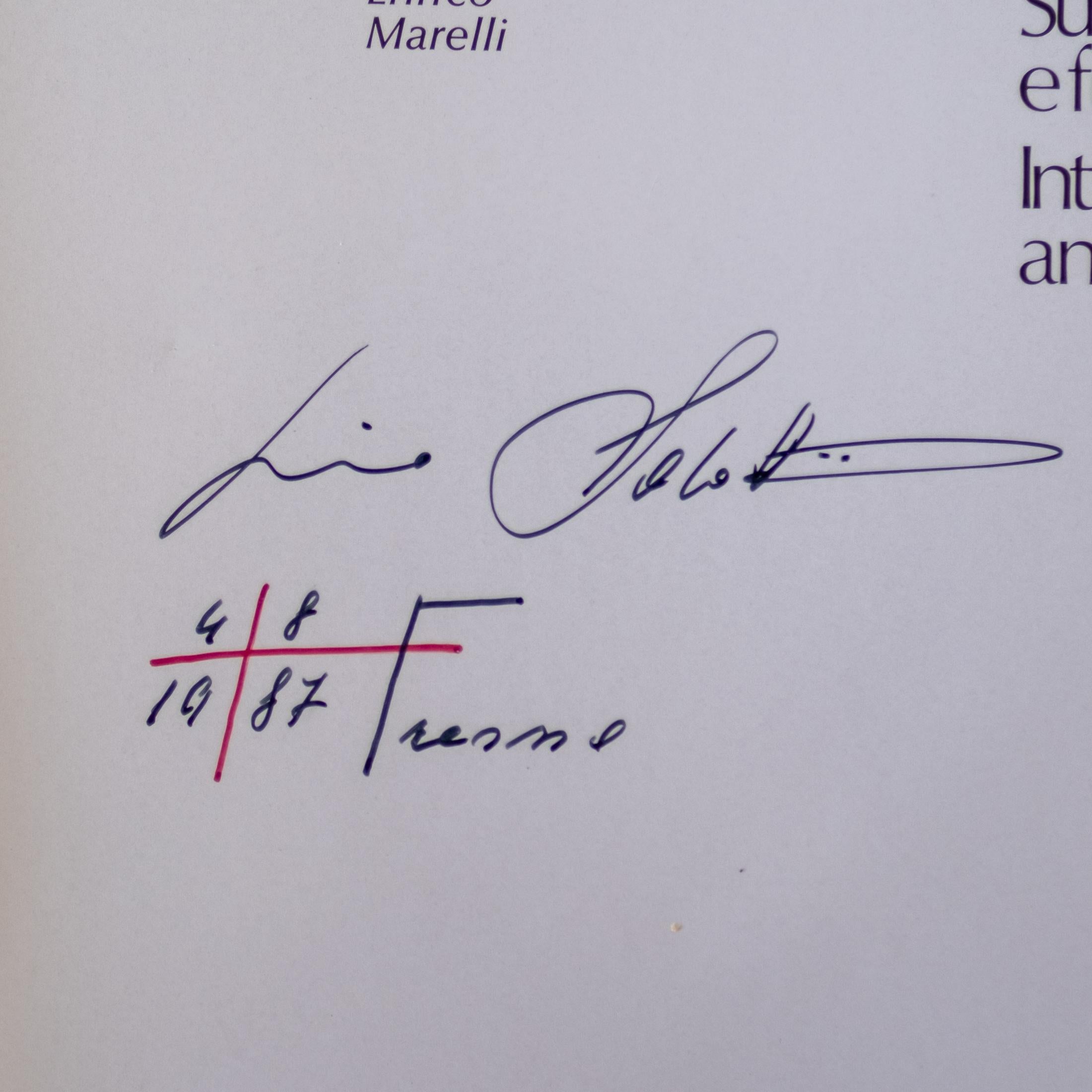 Lino Sabattini: Suggestione e funzione Intimità e artigianalità, di Marelli, Enrico. 
Firmato da Lino Sabattini. 
Una monografia sul famoso designer italiano.  Biografia e fotografie dei suoi disegni. Il testo è in inglese e in italiano. 64 p
