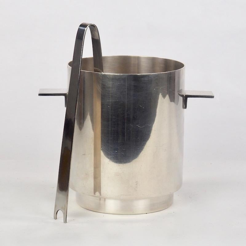 Lino Sabattini for Christofle of Paris silver plated ice bucket and tongs.
Both of elegant and restrained Minimalist 1970s design.
Stamped Christofle France to base. 

Dimensions: Ice bucket H 14 x D 12 cm. Width including handles 17 cm.
Tongs
