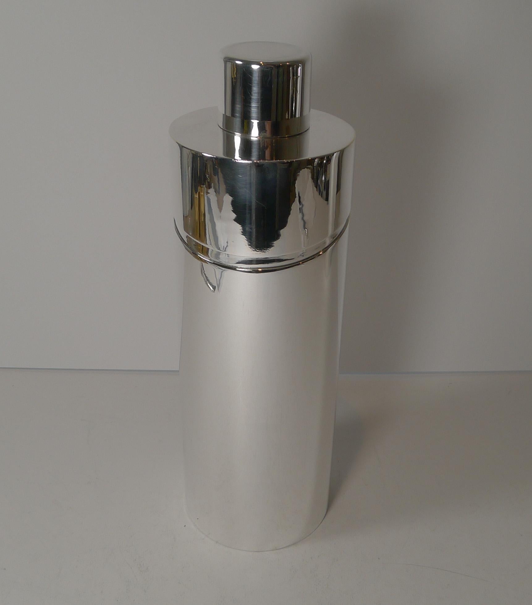 A stunning modernist cocktail shaker designed by the world famous Lion Sabattini for famous Orfevrerie Christofle, a magical combination of quality and minimalist design.

Created as part of the Gallia range, the design is known as Windsor and was
