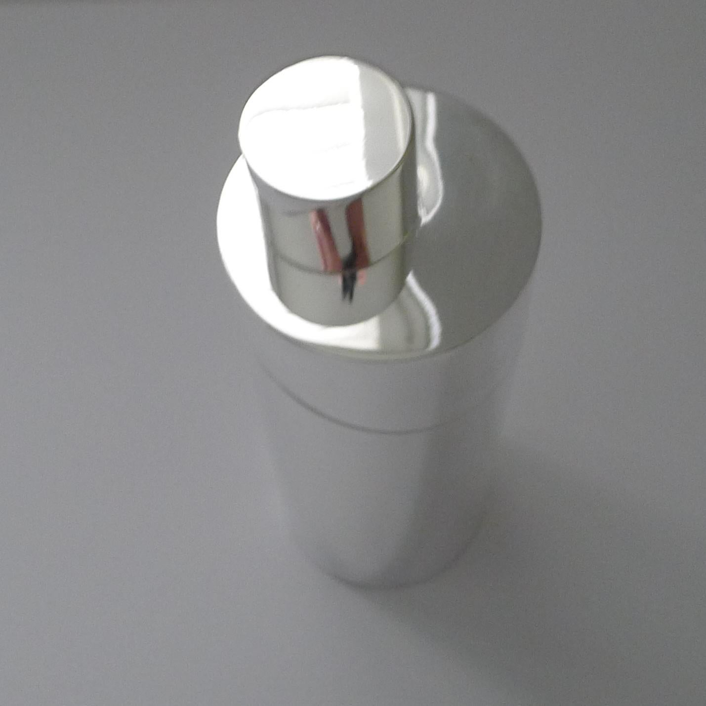 A stunning modernist cocktail shaker designed by the world famous Lino Sabattini for famous Orfevrerie Christofle, a magical combination of quality and minimalist design.

Created as part of the Gallia range, the design is known as Windsor and was