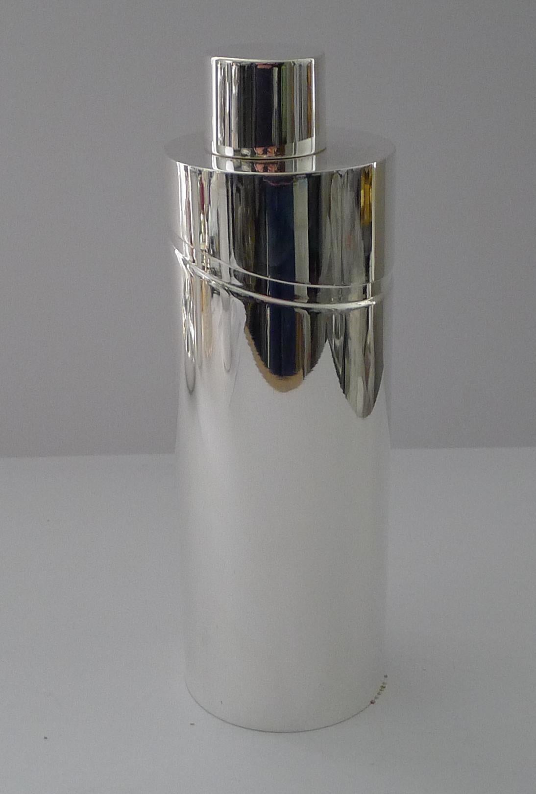 Una impresionante coctelera modernista diseñada por el mundialmente famoso Lino Sabattini para la famosa Orfevrerie Christofle, una combinación mágica de calidad y diseño minimalista.

Creado como parte de la gama Gallia, el diseño se conoce como