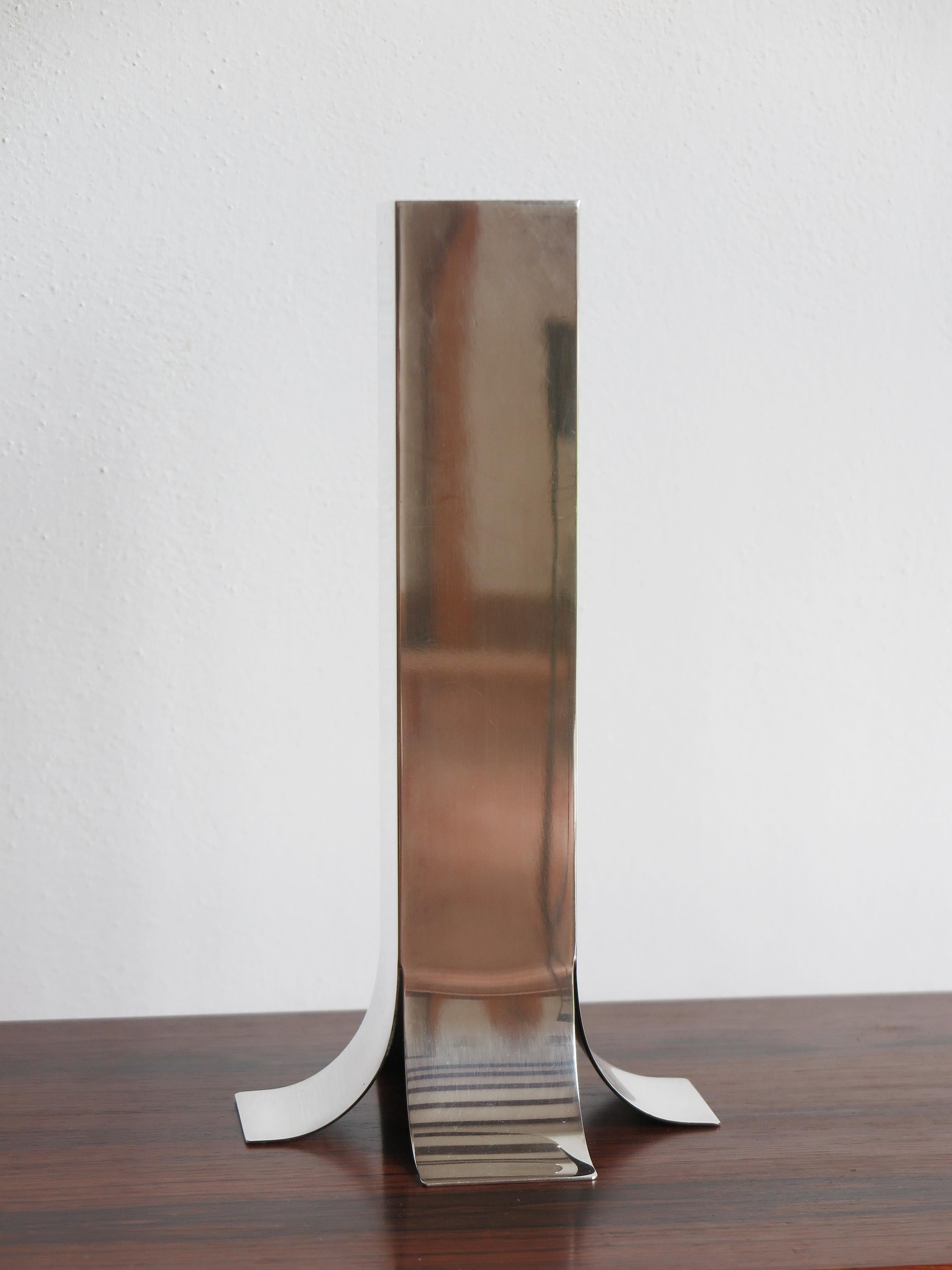 Italian Mid-Century Modern design silvered metal “Stele” vase o candle holder designed by Lino Sabattini and produced by Argenterie Sabattini from 1963 with trademark on the back Sabattini Made in Italy.

Bibliography:
Filippo Alison and Renato