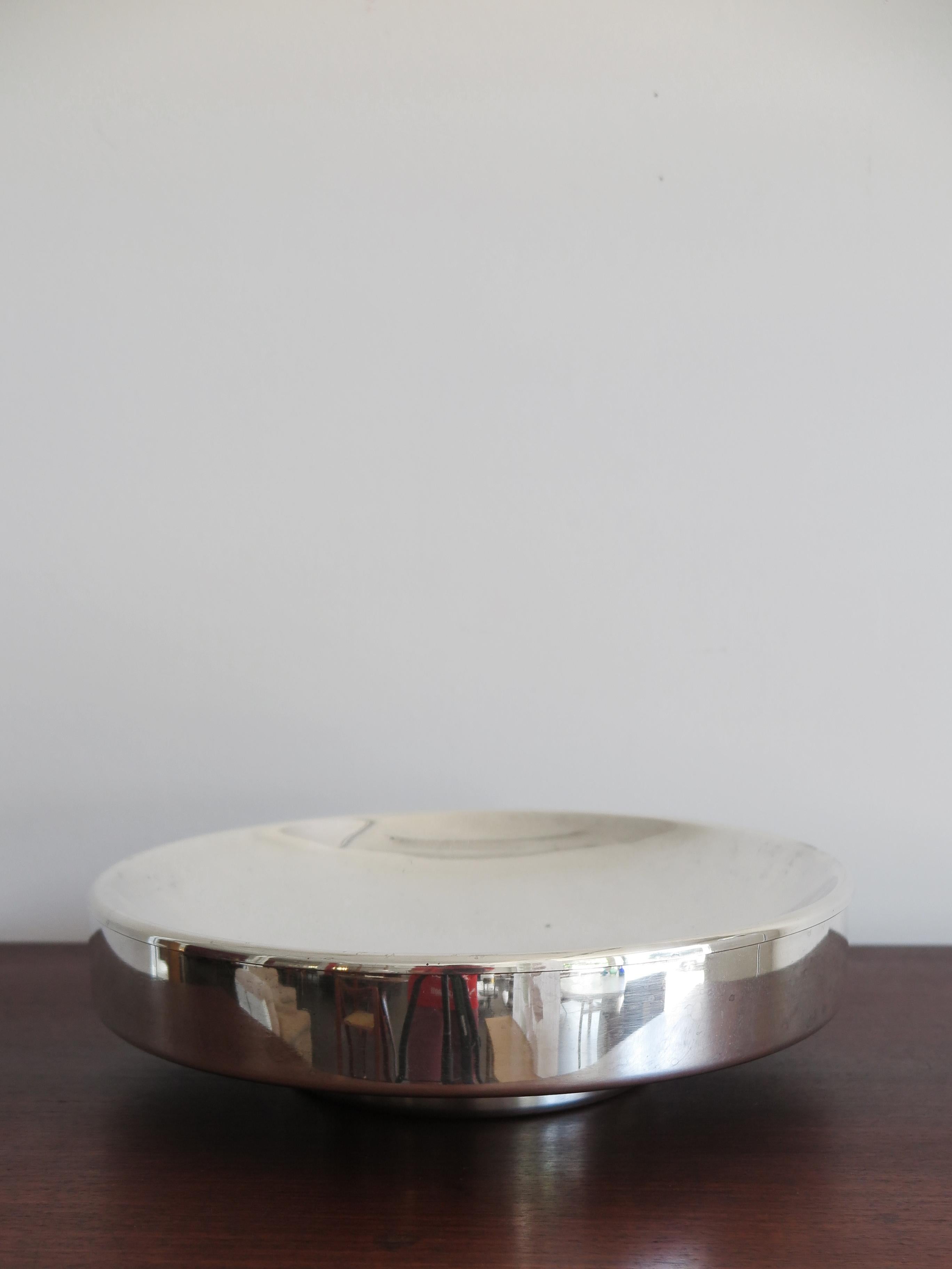 Italian silver-plated metal table center or emptying container designed by Lino Sabattini for Argenterie Sabattini with stamped mark under base “Sabattini Made in Itay” 1970s.
Please note that the item is original of the period and this shows