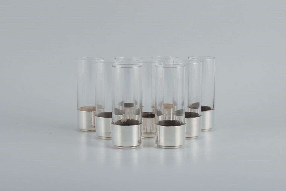 Lino Sabattini, Italian silversmith. A set of nine drinking glasses in clear glass and sterling silver.
Approx. 1970s.
In perfect condition.
Marked.
Measuring: H 13 x D 4.5 cm.