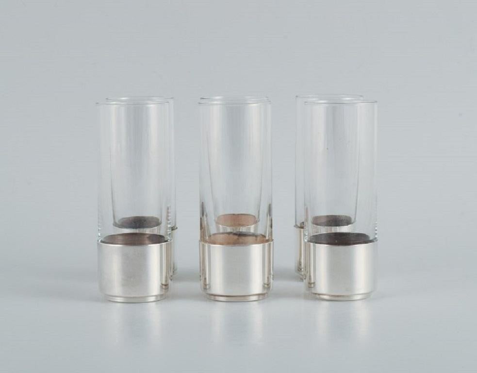 Lino Sabattini, Italian silversmith. A set of six drinking glasses in clear glass and sterling silver.
Approx. 1970s.
In perfect condition.
Marked.
Measurements: H 13 x D 4.5 cm.
 