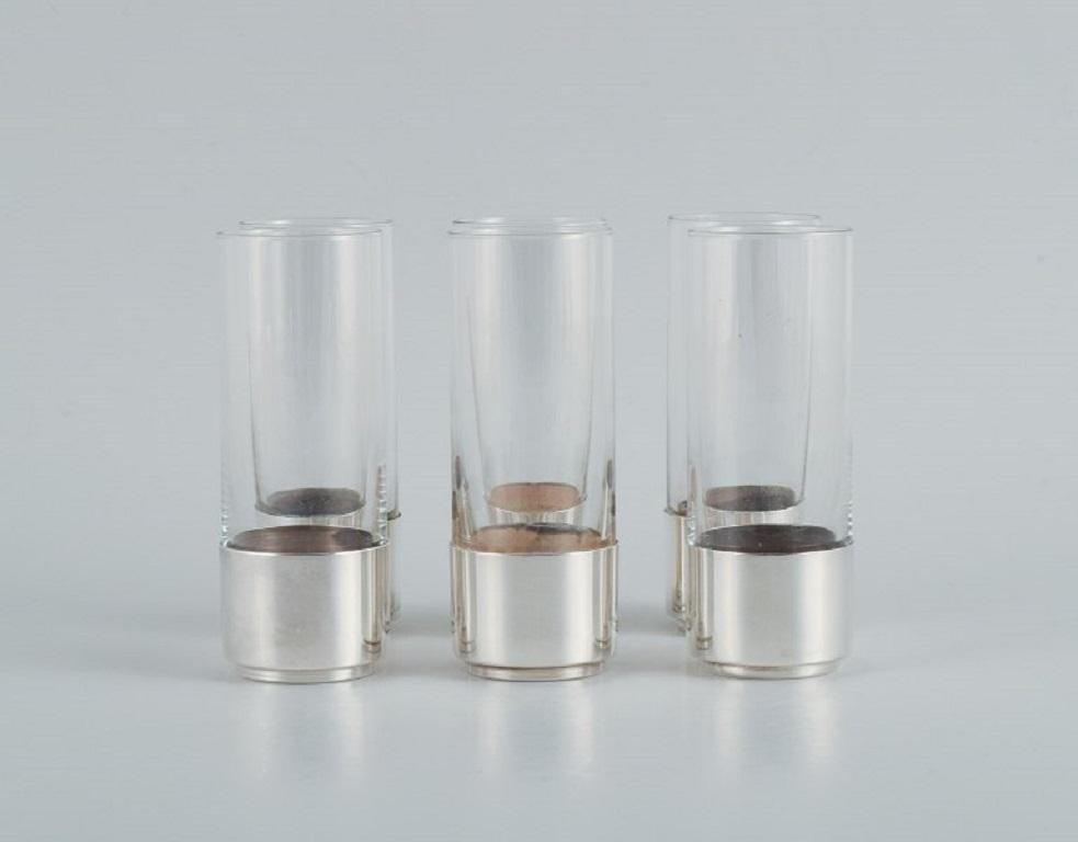 Lino Sabattini, platero italiano. Juego de seis vasos de cristal transparente y plata de ley.
Aproximadamente de los años setenta.
En perfecto estado.
Marcado.
Medidas: A 13 x P 4,5 cm.
 