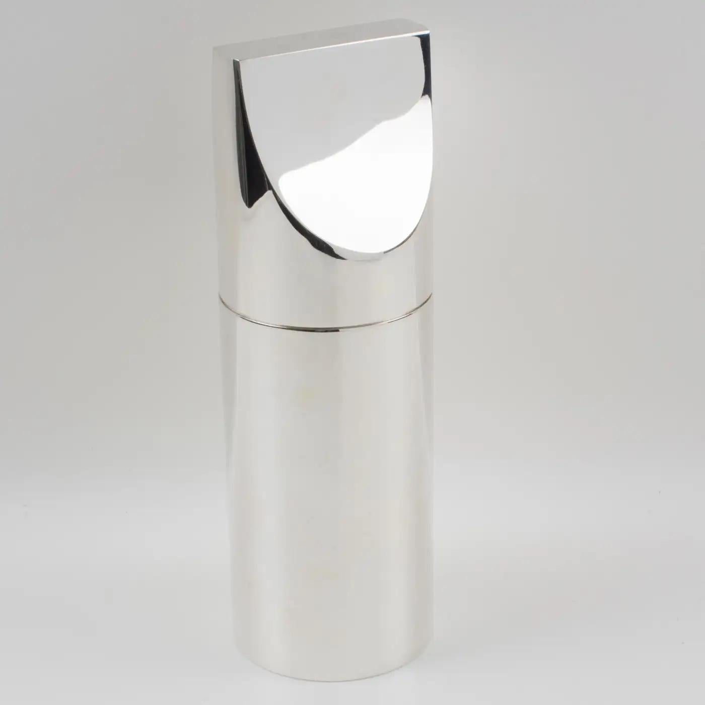 Lino Sabattini pour Sabattini Elegne a conçu cette élégante boîte décorative en métal argenté vers 1980. Cette boîte à couvercle haut présente un design géométrique minimaliste et peut être exposée comme un objet sculptural ou utilisée comme boîte
