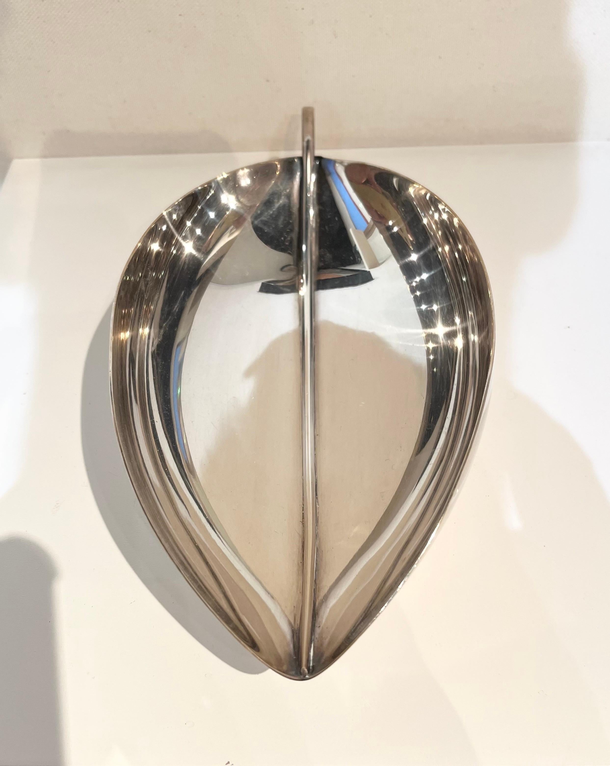 Piatto a forma di foglia in argento placcato di Lino Sabattini per Christofle, produzione Gallia, Italia circa 1970