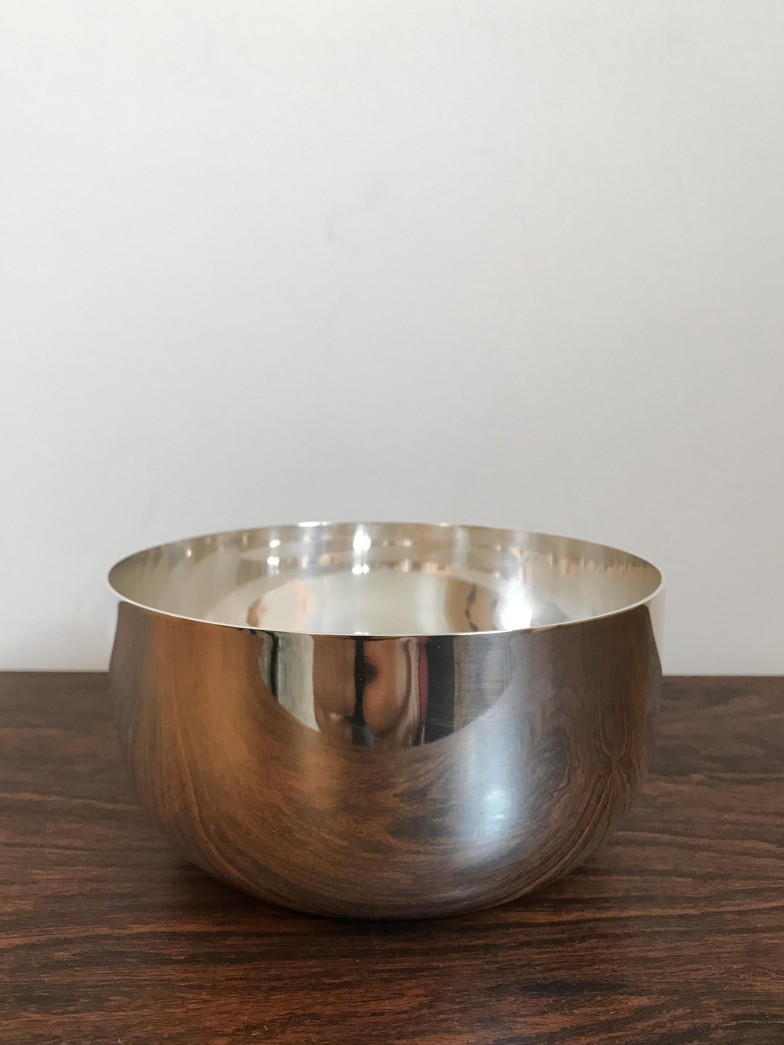 Italian Mid-Century Modern design bowl in silver metal designed by Lino Sabattini, engraved Sabattini made in Italy under the base, 1960s

Please note that the item is original of the period and this shows normal signs of age and use.
        