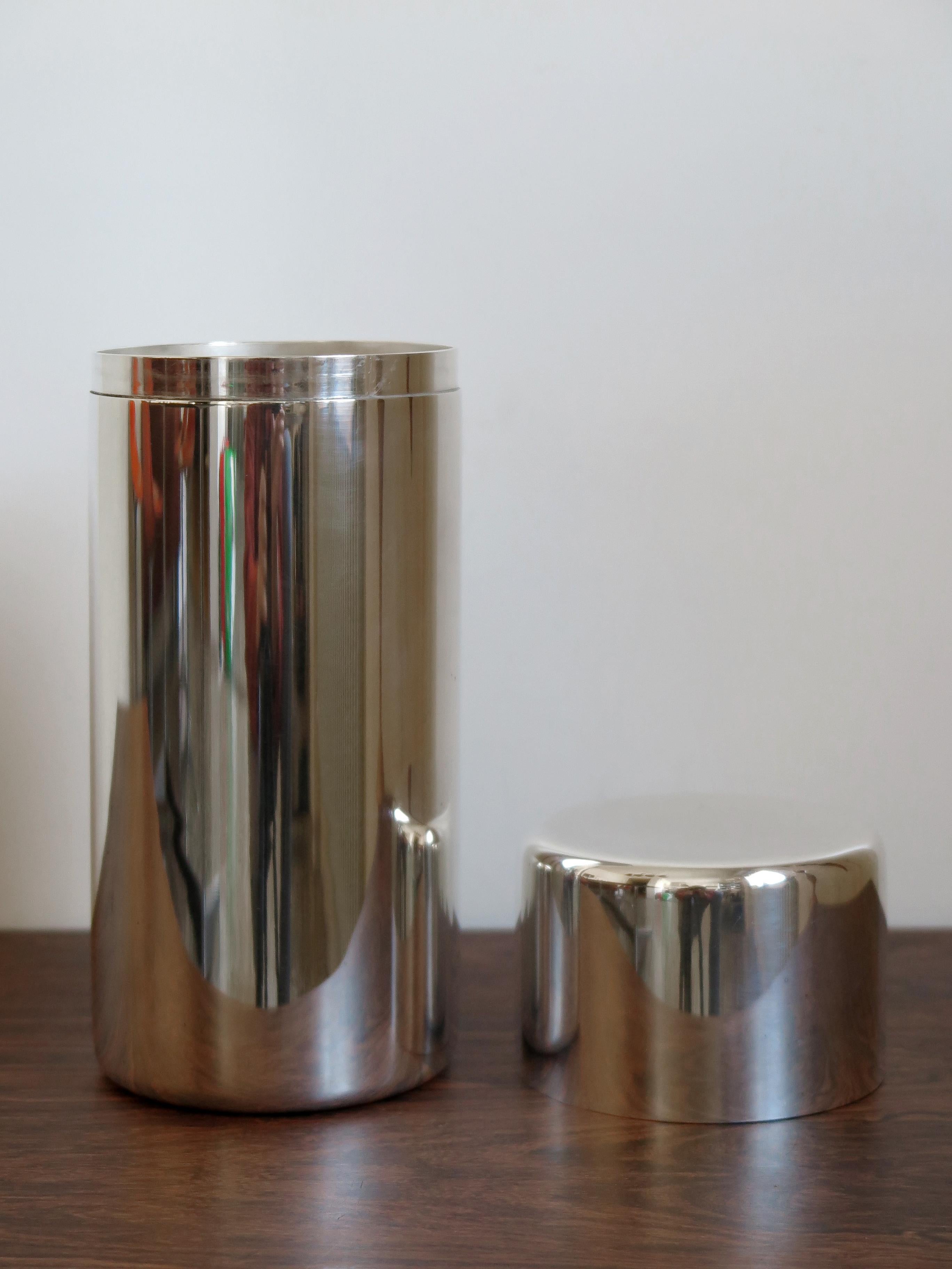 Italian Mid-Century Modern design cylindrical container for breadsticks or decorative box in silver metal designed by Lino Sabattini, engraved Sabattini Made in Italy under the base, 1960s

Please note that the item is original of the period and