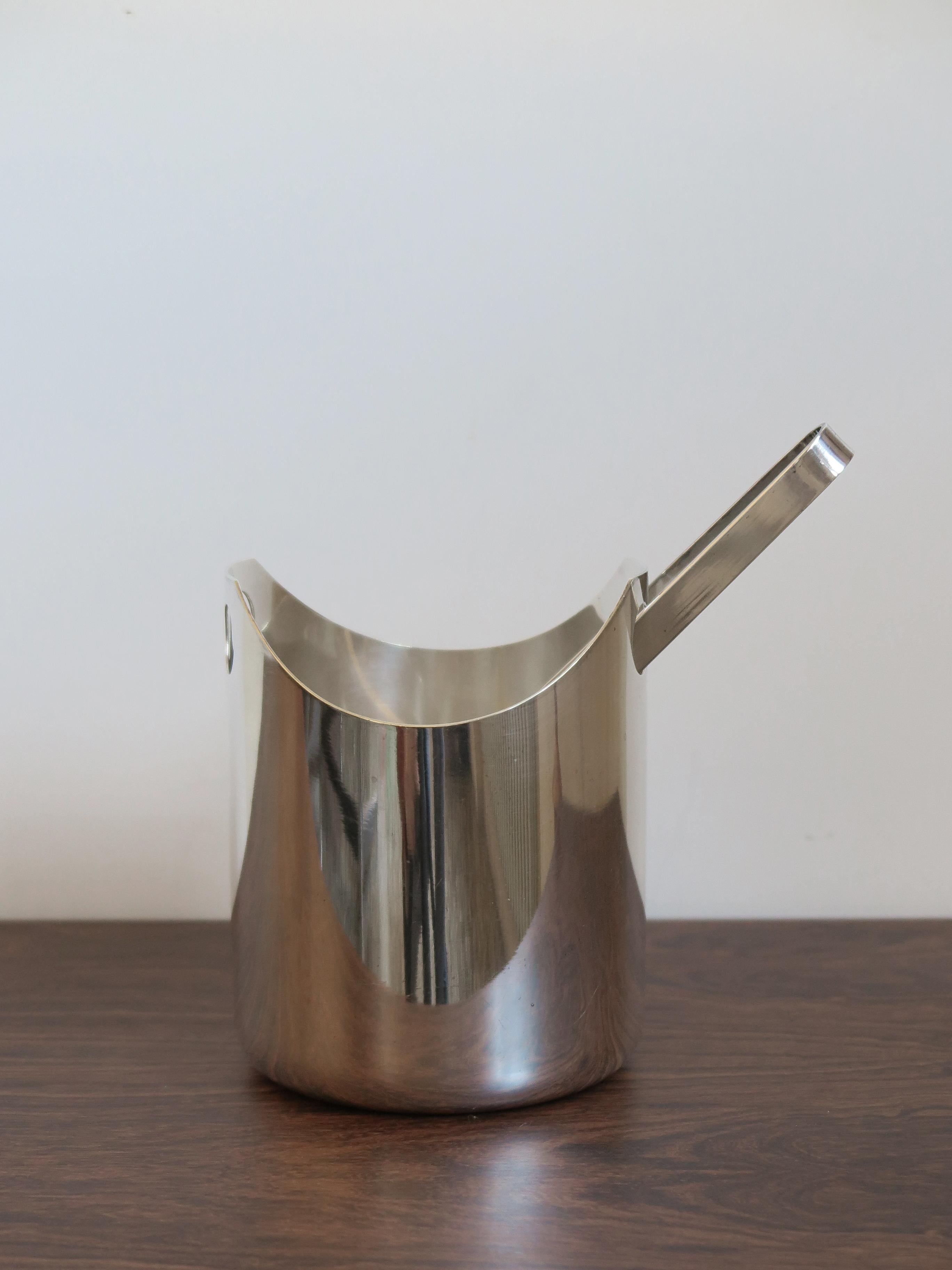 Italian Mid-Century Modern design ice bucket with removable pliers in silver metal designed by Lino Sabattini, engraved Sabattini Made in Italy brand, 1960s

Please note that the item is original of the period and this shows normal signs of age