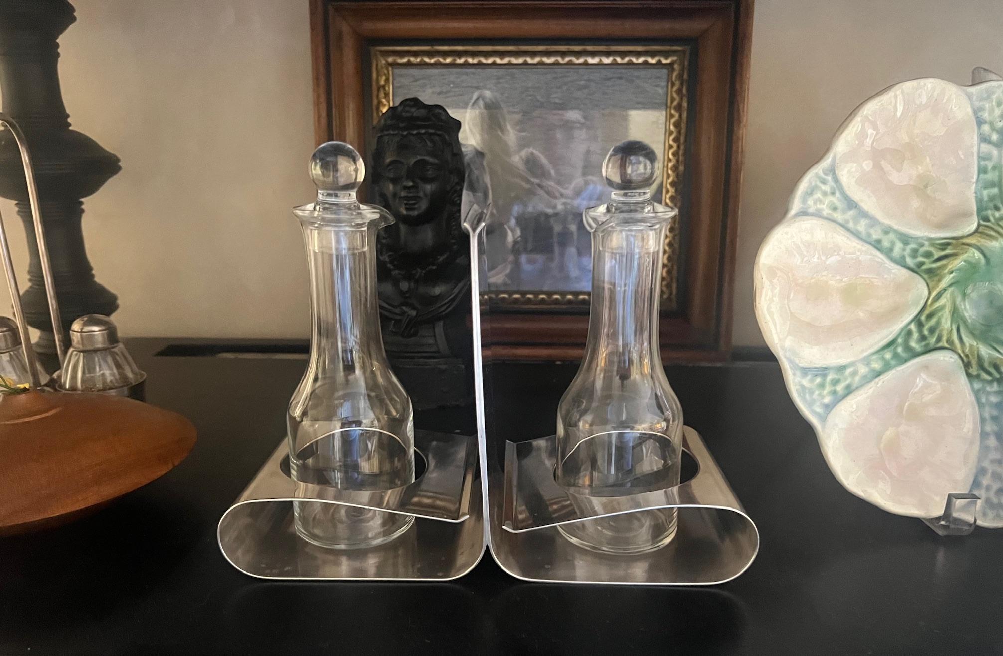 Set da tavola per olio e aceto in stile moderno disegnato da Sabattini in Italia, realizzato negli anni '70 o '80. 

Il set argentato ha un design moderno e semplice e riporta la scritta 