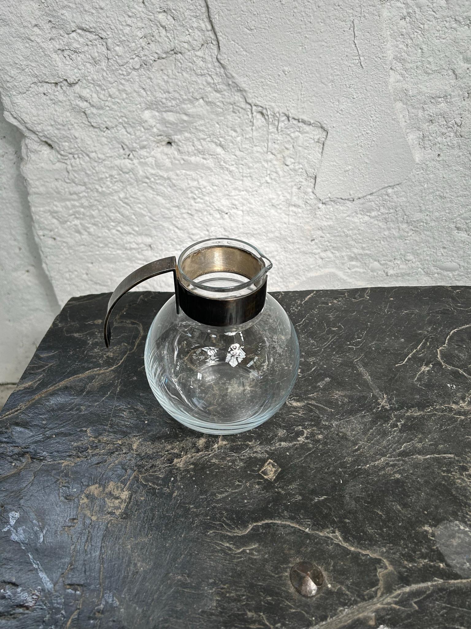 Lino Sabattini
Modernist glass carafe, circa 1970, sculptural silver metal handle.
In a perfect state
Height 19.5 cm
Width 20 cm
