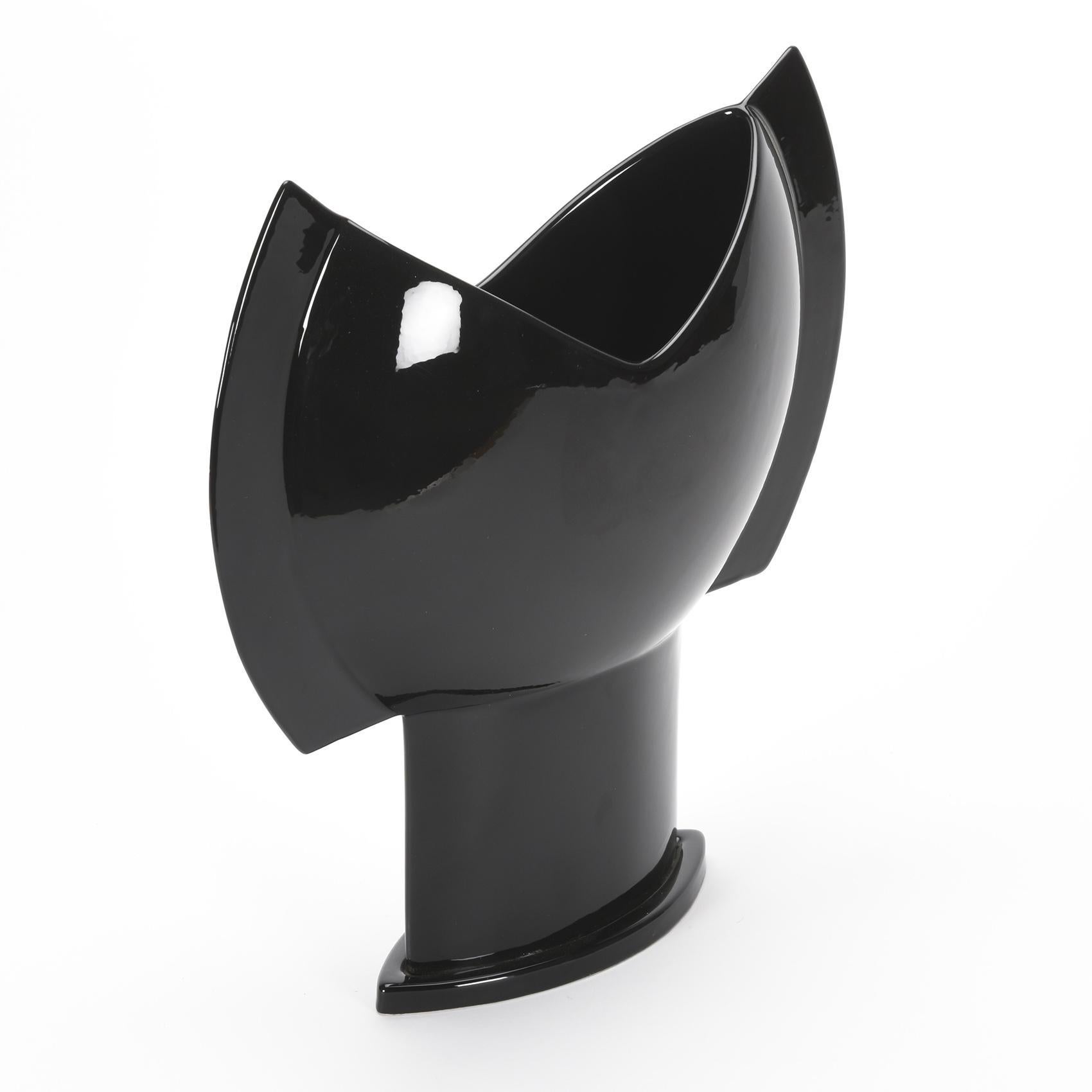 Prototype du vase Costrutto, de Lino Sabattini, en céramique émaillée noire.

Signé par l'artiste.

Prototype pour la production de Superego, Asti.

Date de création : 2008.