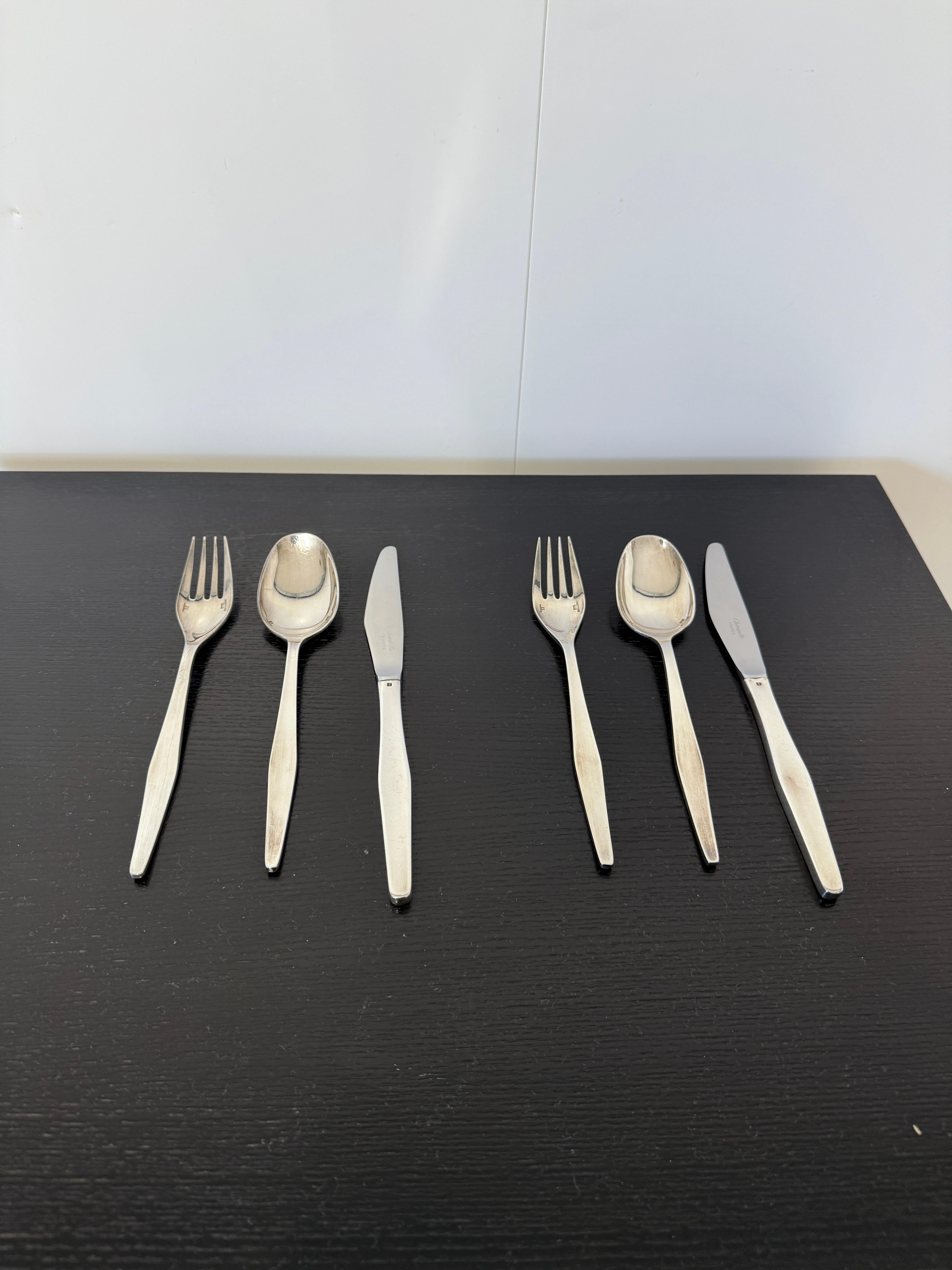 Set of 6 pieces of cutlery designed by Lino Sabbatini and manufactured by Christofle, France, 1957

Set consisting of
- 2 knives
-2 forks
-2 tablespoons

Manufacturer's Brand