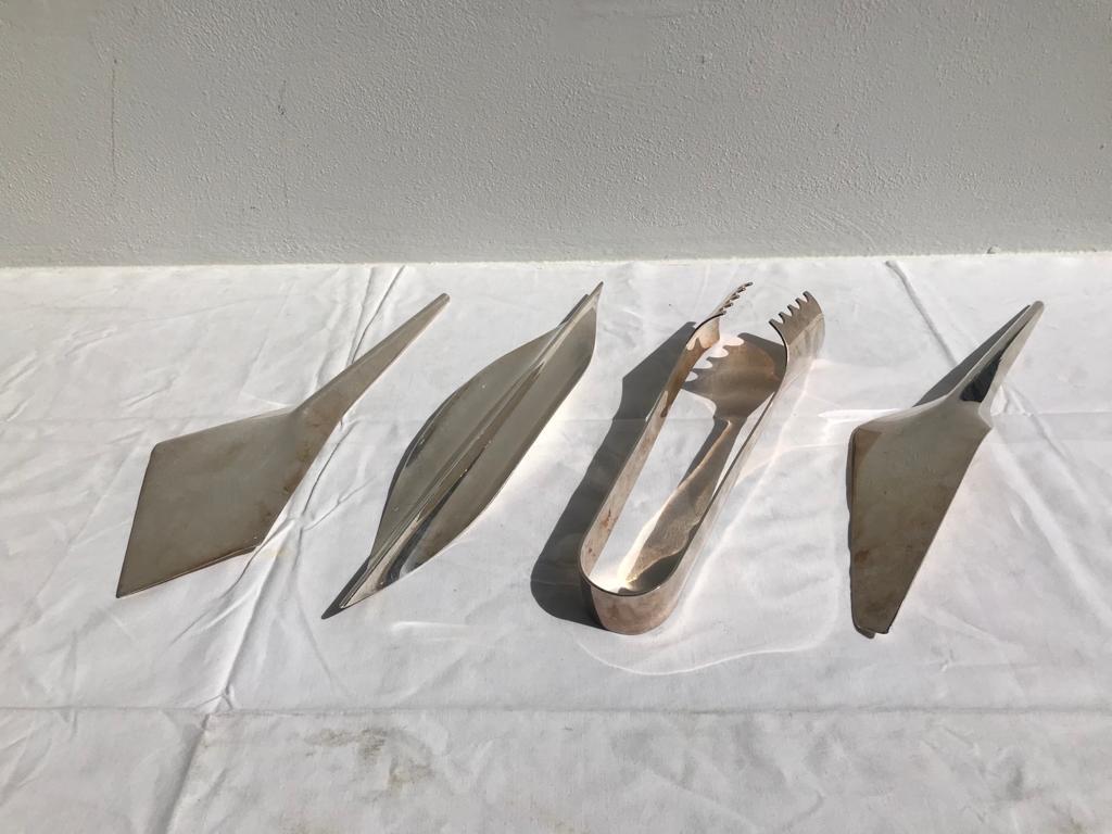 Lino Sabattini modernist design silver plated set of 4 pieces.
Signed (Sabattini Italy). different dimensions.
1 pie shell
1 dough tongs
1 crumb scoop.
1 ???.