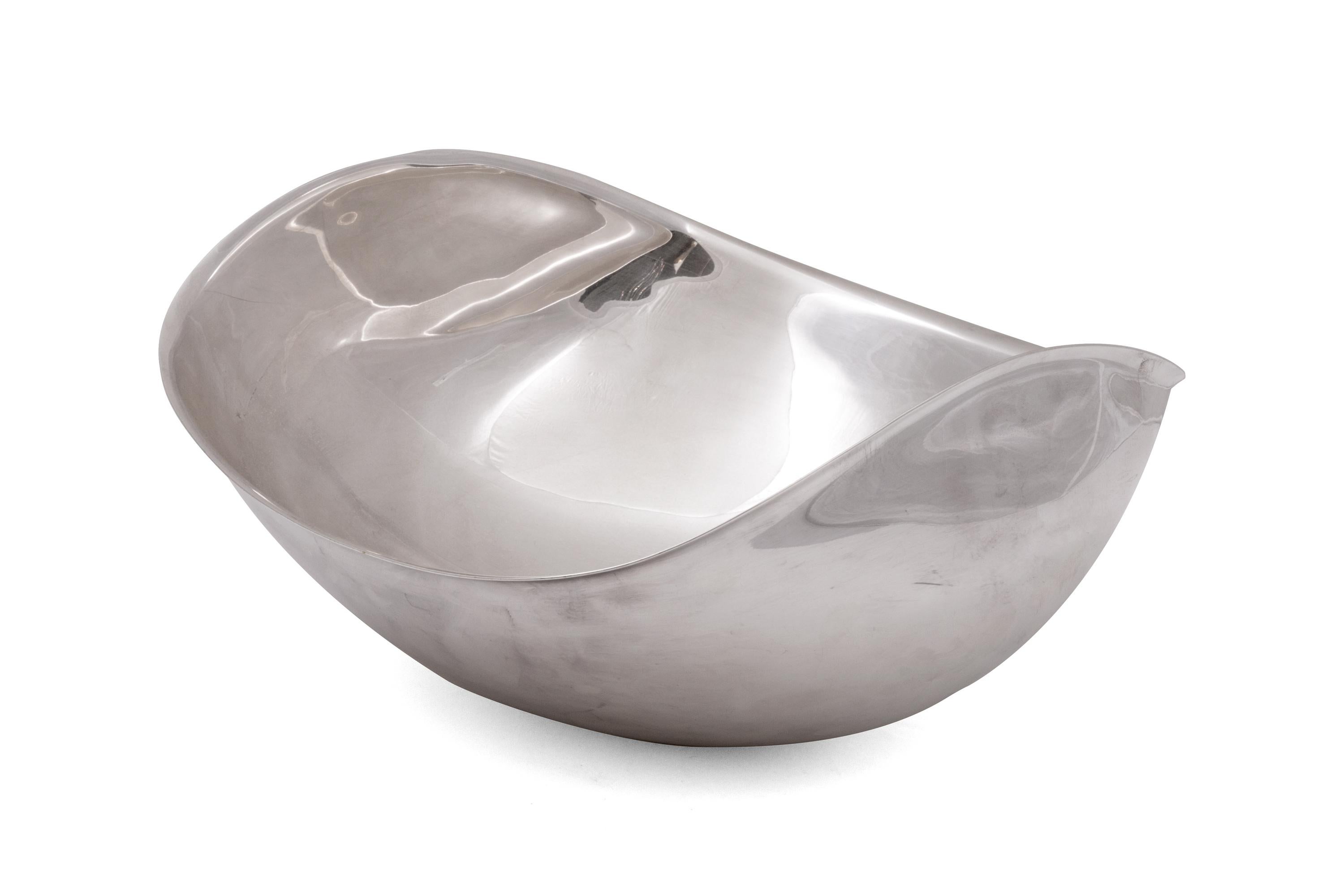 As with all of Sabattini's work this bowl possesses a modernist elegance. It also is an impressive size which makes it an ideal centrepiece.