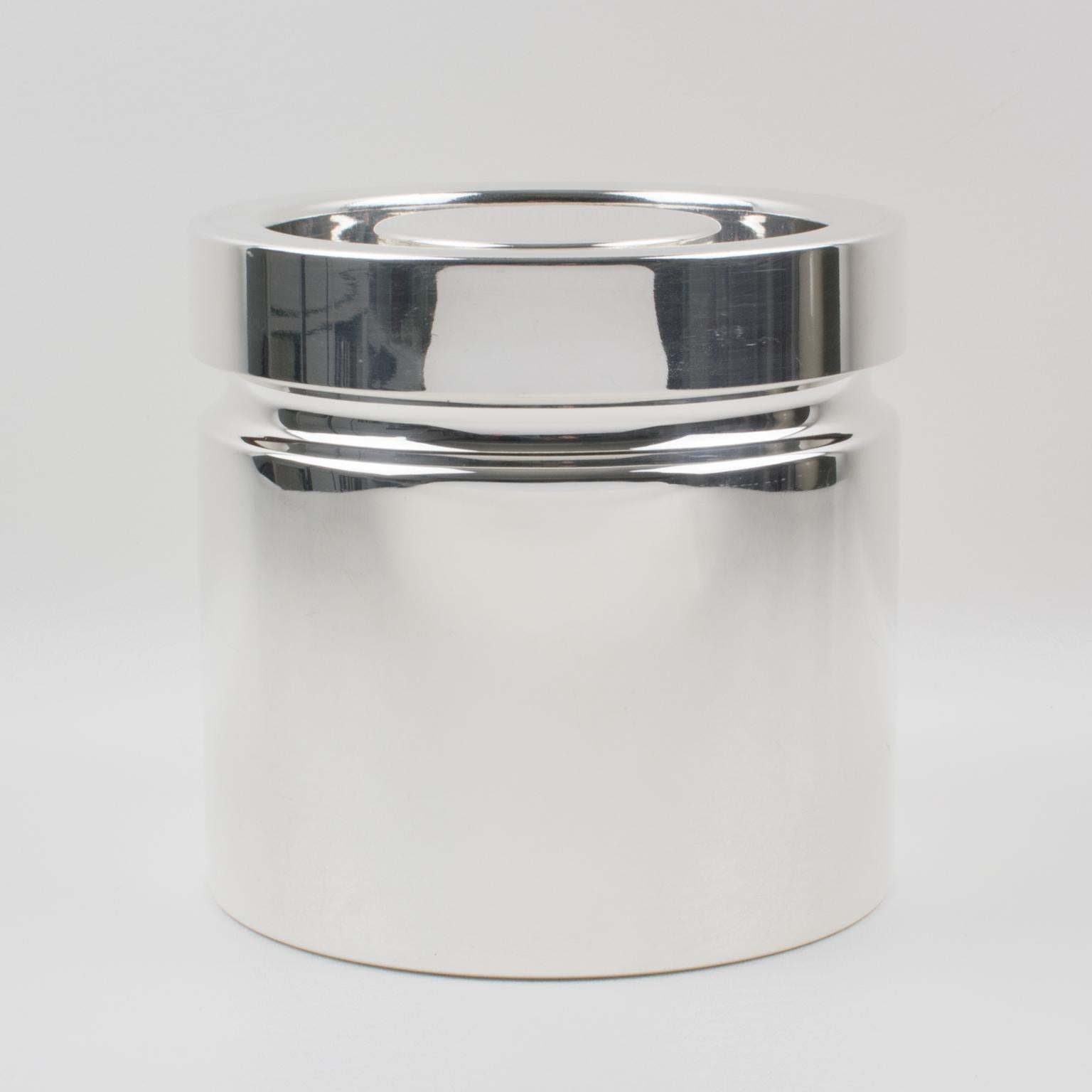 Modernist silver plate ice bucket designed by Lino Sabattini for his eponymous firm. This rounded ice bucket has a Minimalist design with glass inlaid.
Measurements: 6.50 in. diameter (16.5 cm) x 6.13 in. high (15.5 cm).
