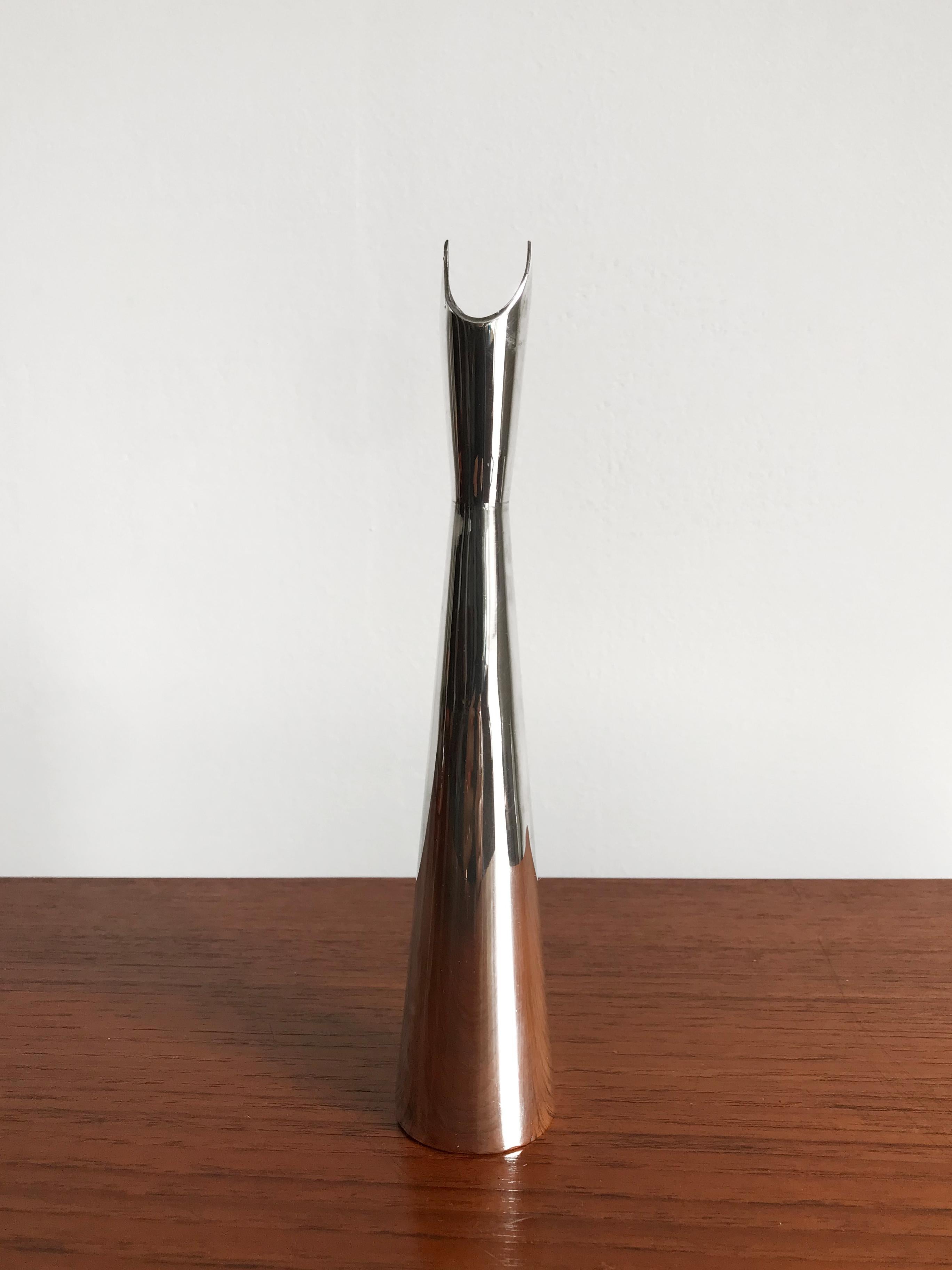 A France Mid-Century Modern design vase model “Cardinale” in silvered metal designed by Italian artist Lino Sabattini for Christofle France in 1956, marked on the base ‘Christofle France Coll. Gallia’, 1950s

Literature:
Domus 314 (January 1956),