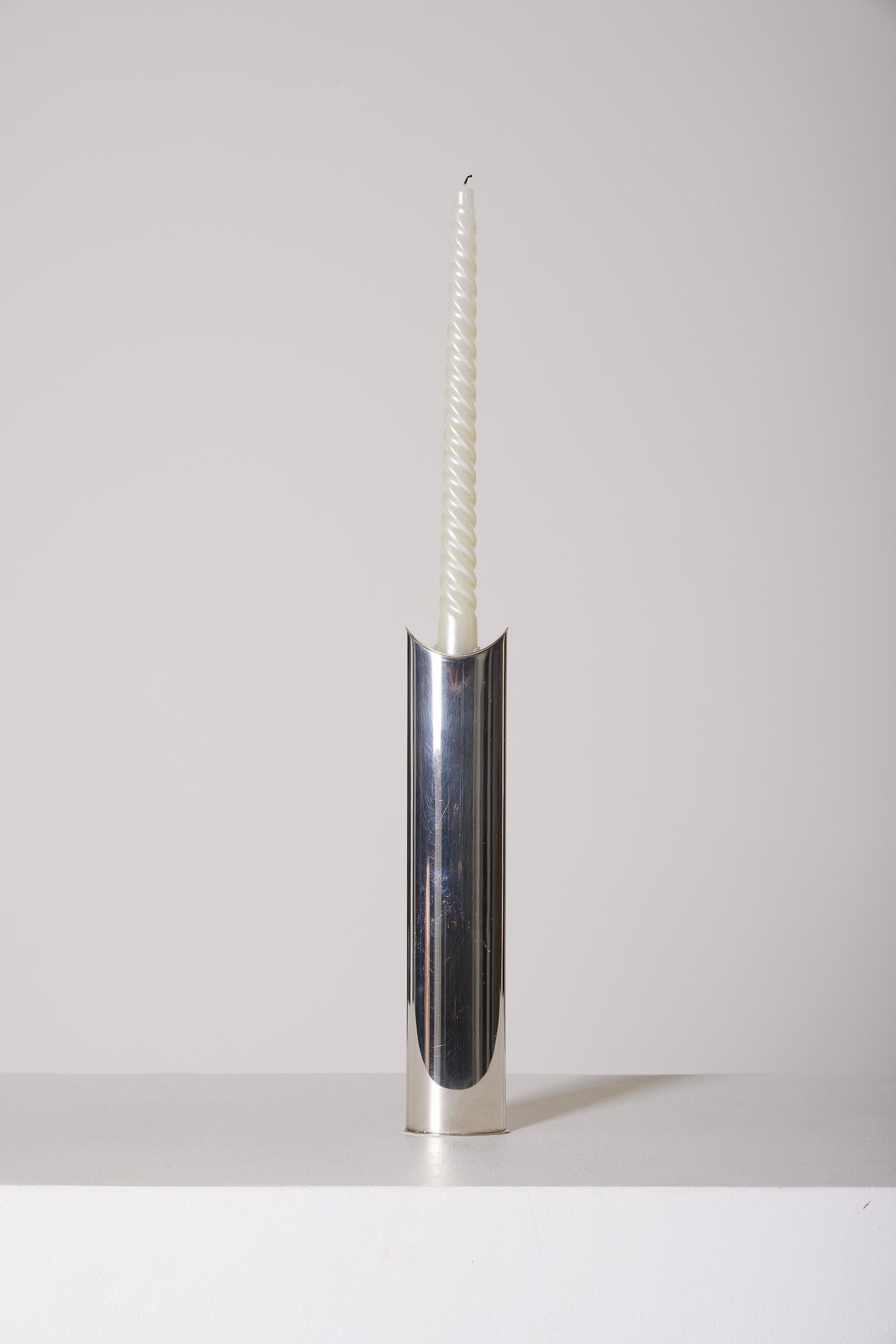 Vase Giselle en métal argenté conçu par le designer italien Lino Sabattini, 1970. Signé sous la base. Lino Sabattini devient directeur du design du prestigieux orfèvre français Christofle. En parfait état.
LP2589