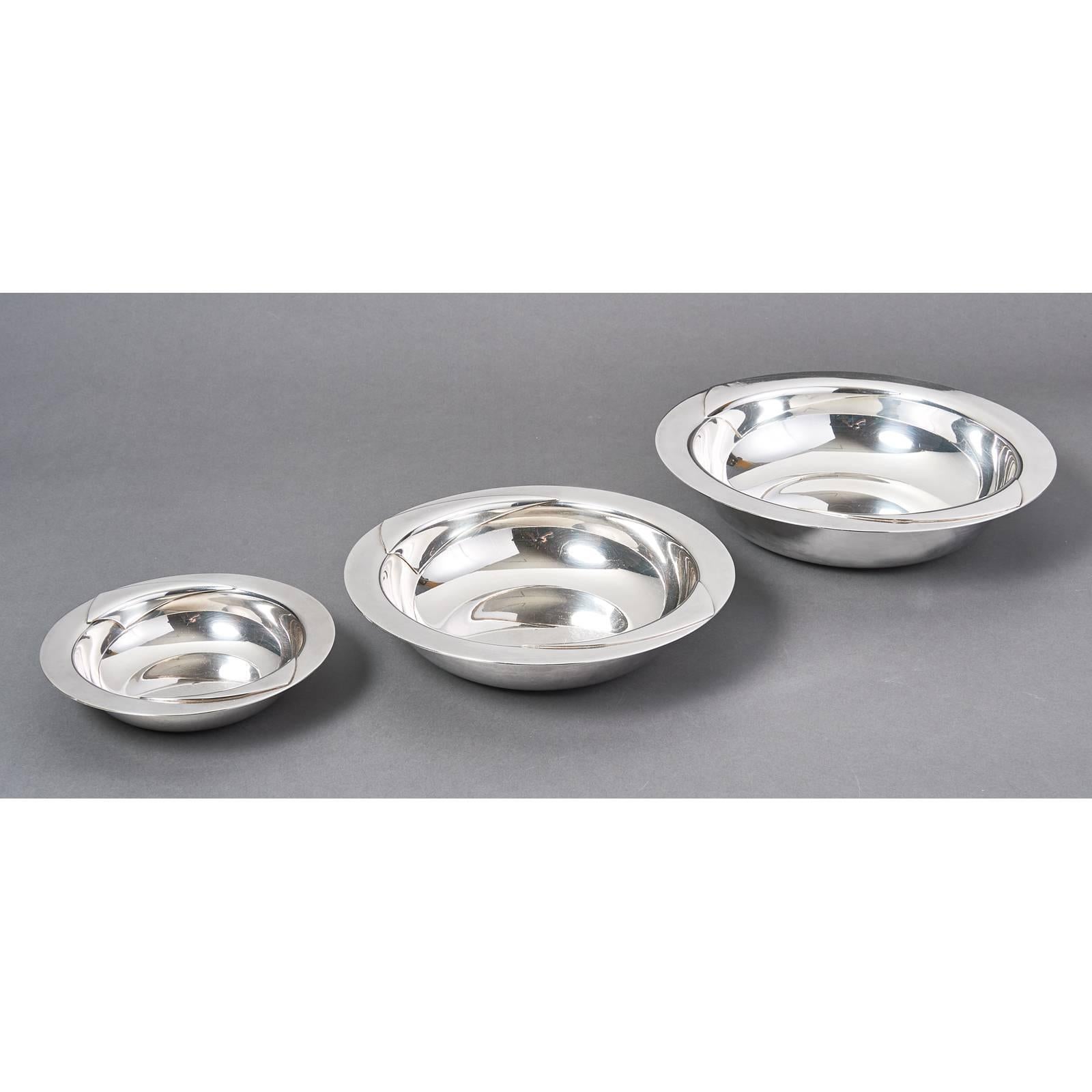 Lino Sabbatini ( 1925-2016 )
A rare set of three graduated round silvered bowls with decorated rim.
Signed
Italy, 1970's
Dimensions: Large: 12.5 Ø, medium: 10.75 Ø, small: 7.5 Ø.
