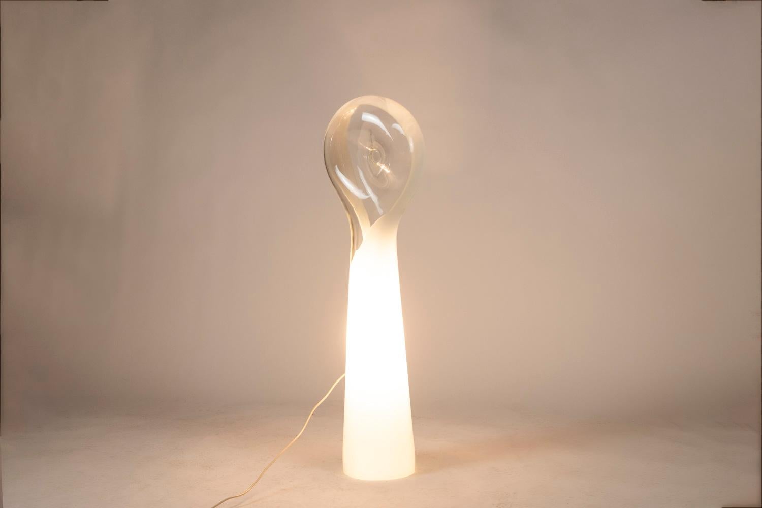 Lino Tagliapietra, by.

Murano glass lamp with a white and transparent color gradient.

Italian work realized in the 1970s.