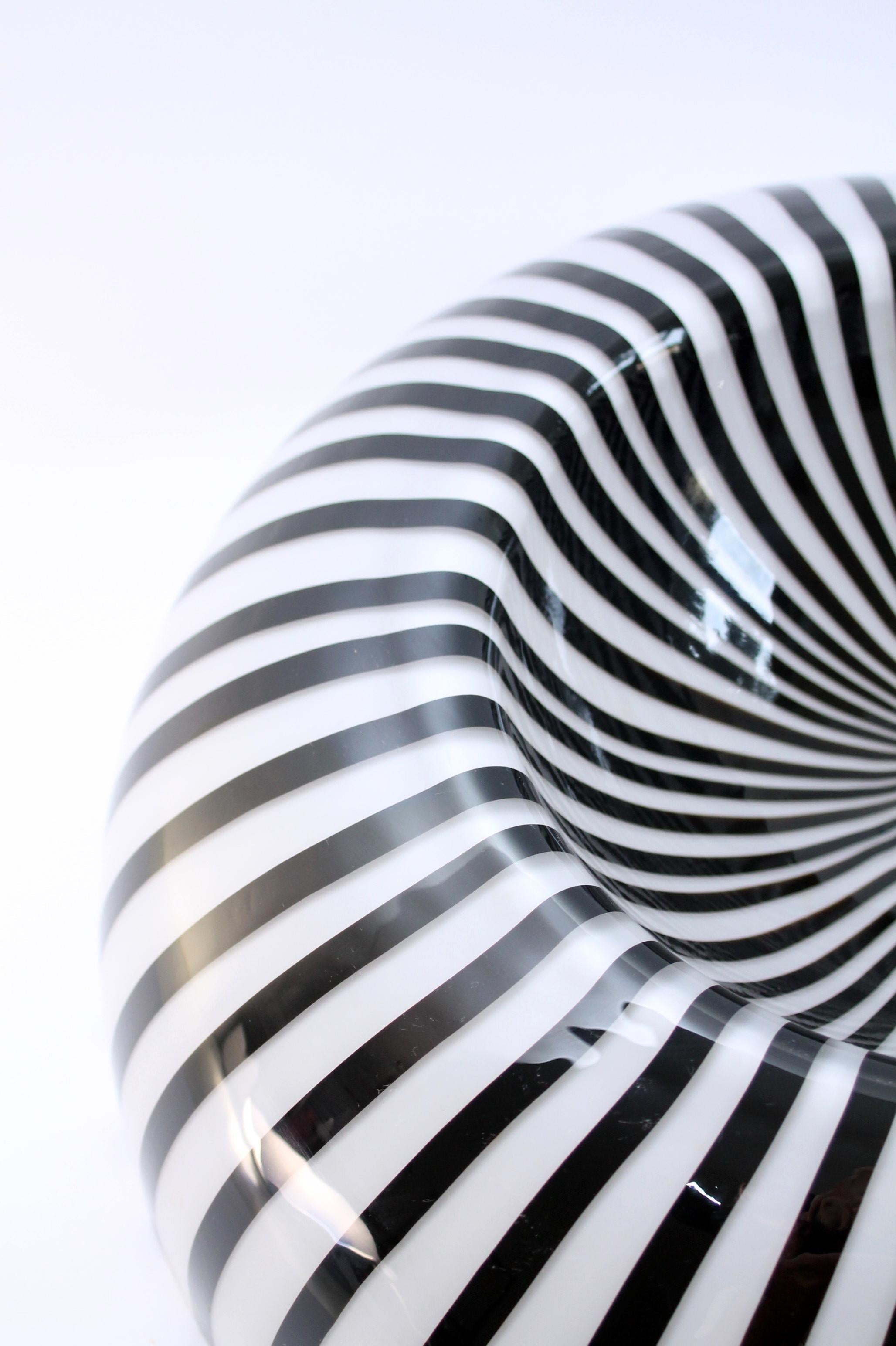 Tafelaufsatz aus Murano-Glas von Lino Tagliapietra aus den 1970er Jahren. Ein echter Blickfang!
Eine schwarz/weiße opalartige Kreation - Sculpture Centerpiece

Mundgeblasenes Murano-Glaskunstwerk, modernistisch, bekannte Glasstreifen