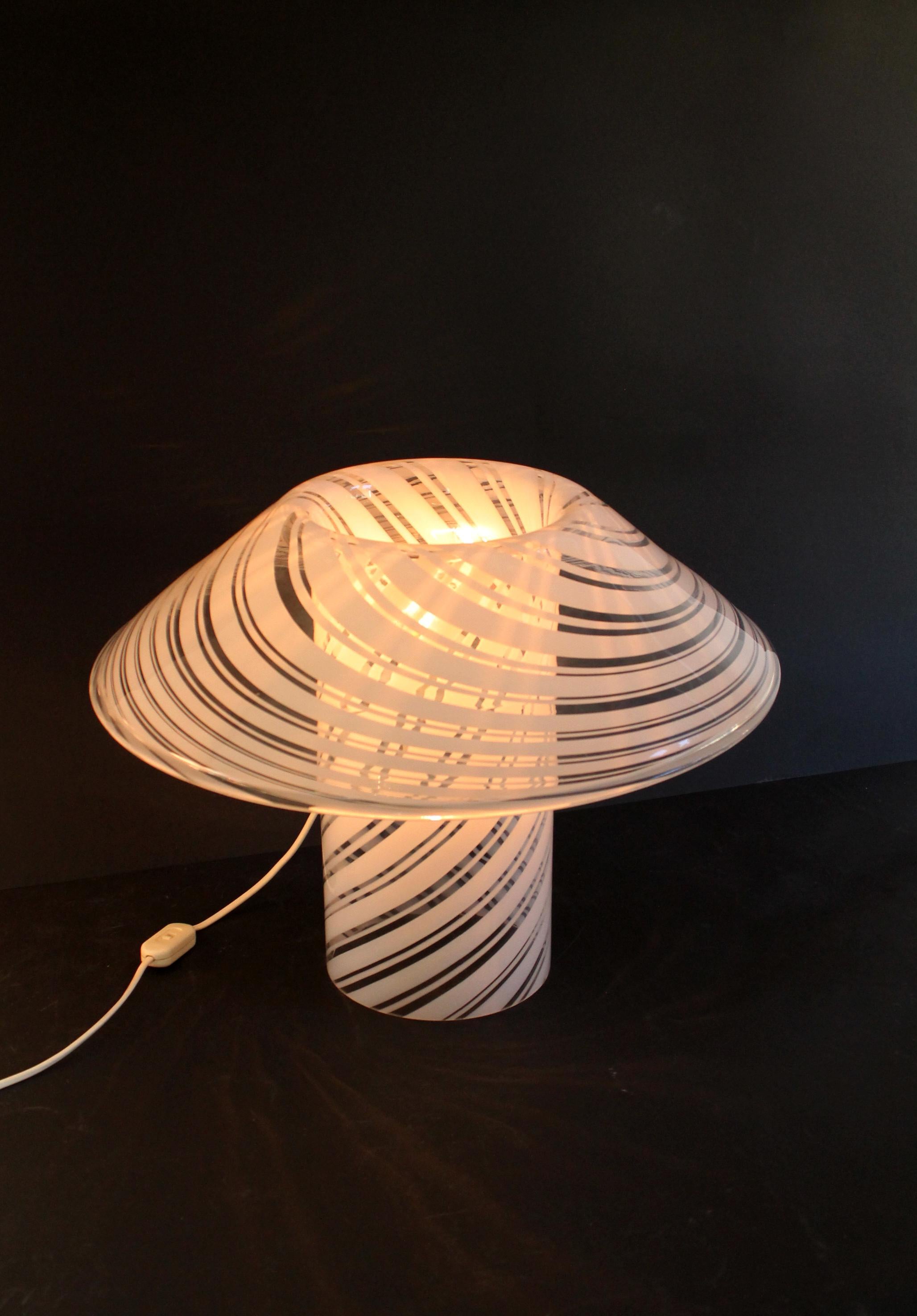 1980s Lino Tagliapietra Murano glass stunning desk/table lamp. A real eye-catcher!
A White / clear glass gorgeous creation 

A beautiful work of art made by the famous glass Master Lino Tagliapietra. This duo match (clear + opaline swirl Murano