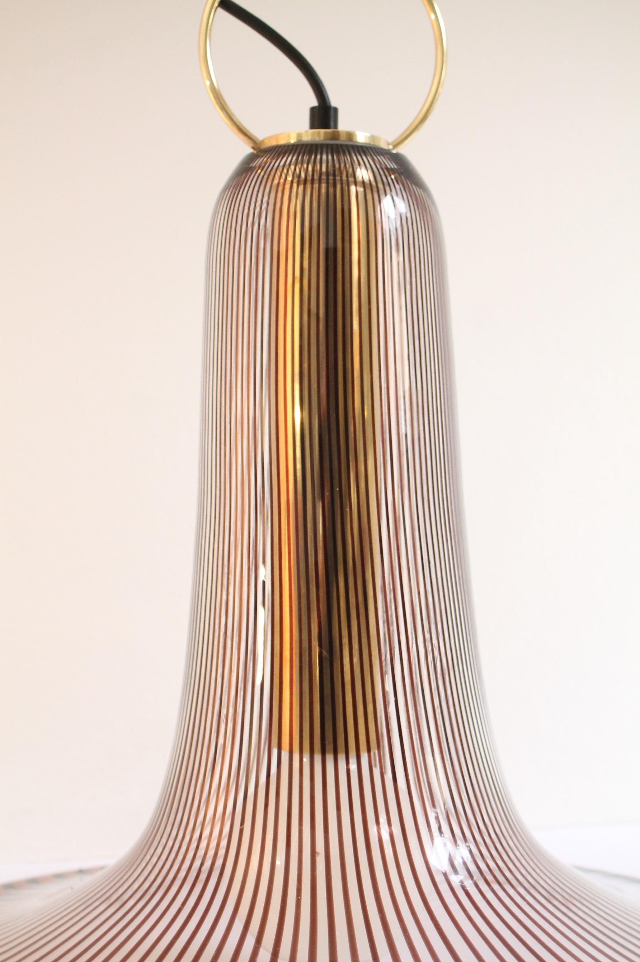 Lino Tagliapietra pour Venini. Grande lampe à suspension rétro en verre de Murano «trumpet »  2