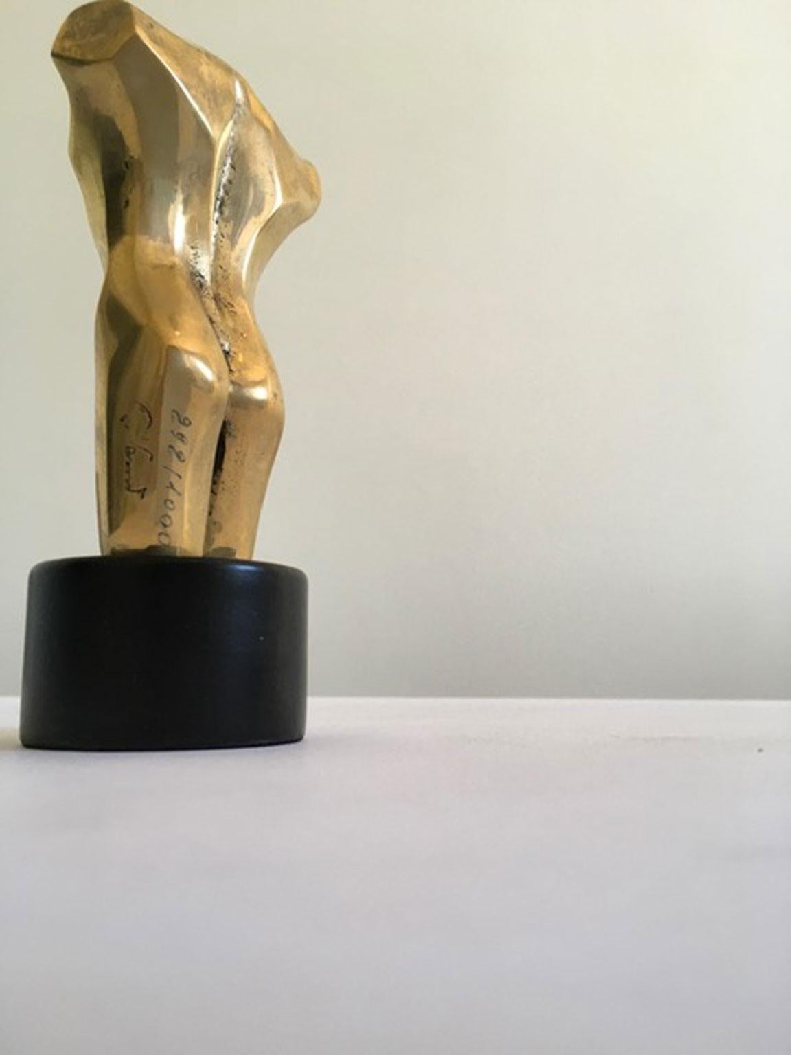 Diese einnehmende Bronzeskulptur auf schwarzem Holzsockel stellt wohl eine menschliche Büste dar, aber für ihre Ausdruckskraft verwandelt sich die Büste in eine abstrakte Form von ihr.
Der Künstler, der diese Skulptur geschaffen hat, ist Roberto